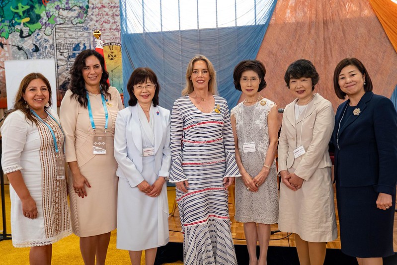 La primera dama de la Nación, Leticia Ocampos, encabezó un emotivo homenaje a las kuña guapa en la Expo Osaka 2025.