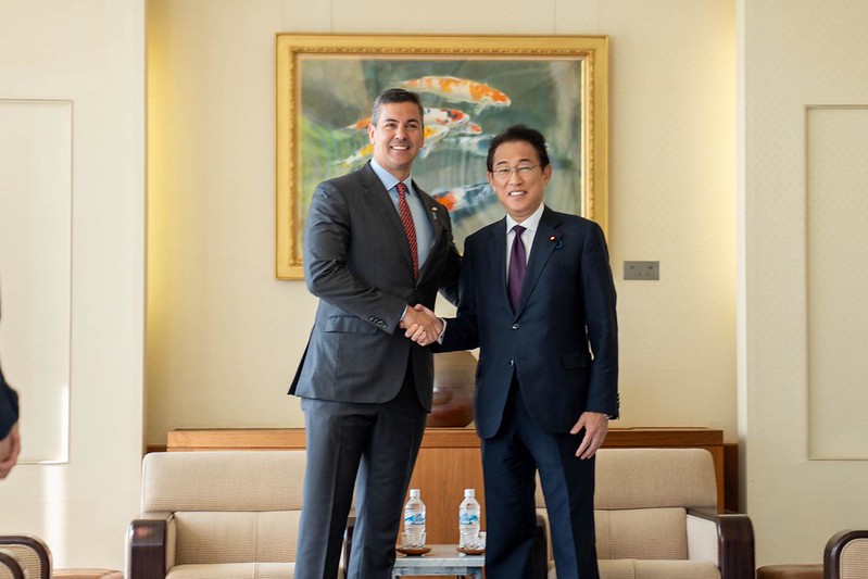 El presidente Santiago Peña conversó con el ex Primer Ministro del Japón, Fumio Kishida