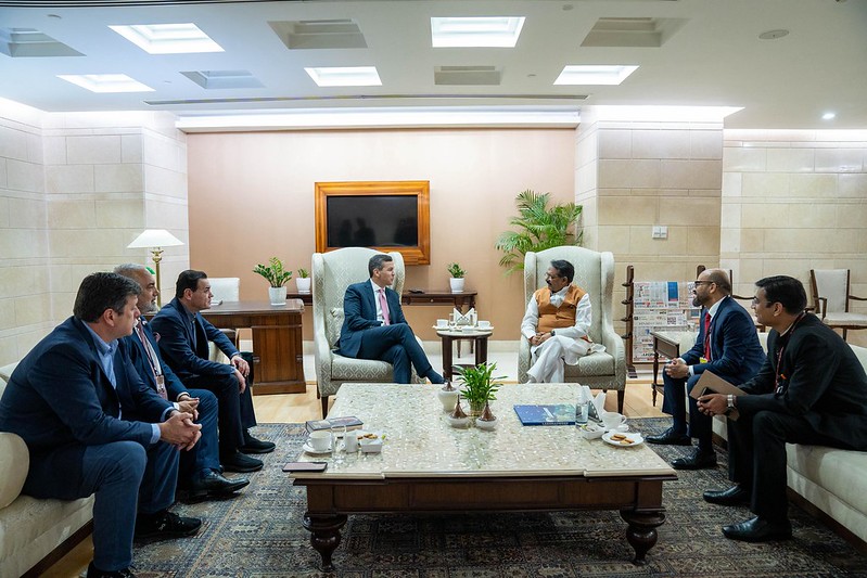 Reunión del presidente Santiago Peña con el ministro de Estado de la India, Harsh Malhotra.