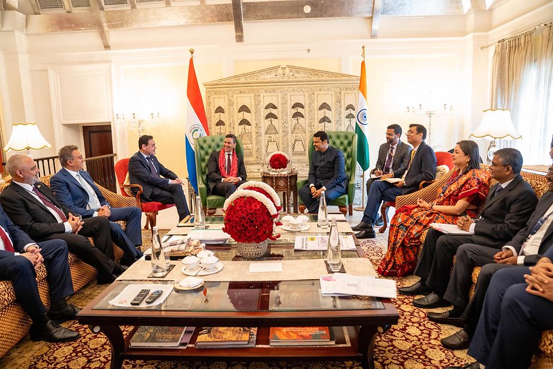 El presidente Santiago Peña conversó con Devendra Fadnavis, Ministro Principal del Estado de Maharashtra.
