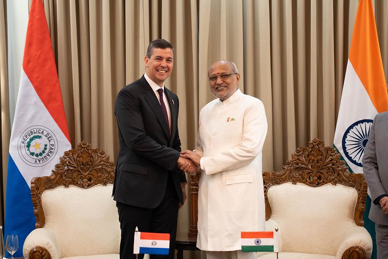 Reunión del presidente Santiago Peña con el gobernador de Maharashtra, C. P. Radhakrishnan
