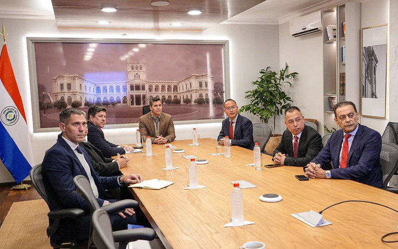 Reunión del presidente Santiago Peña y el ministro de Industria Javier Giménez