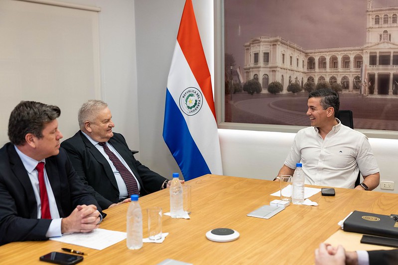 Reunión del presidente Santiago Peña y el Dr. Manuel Chavez nuevo presidente de CAPASA