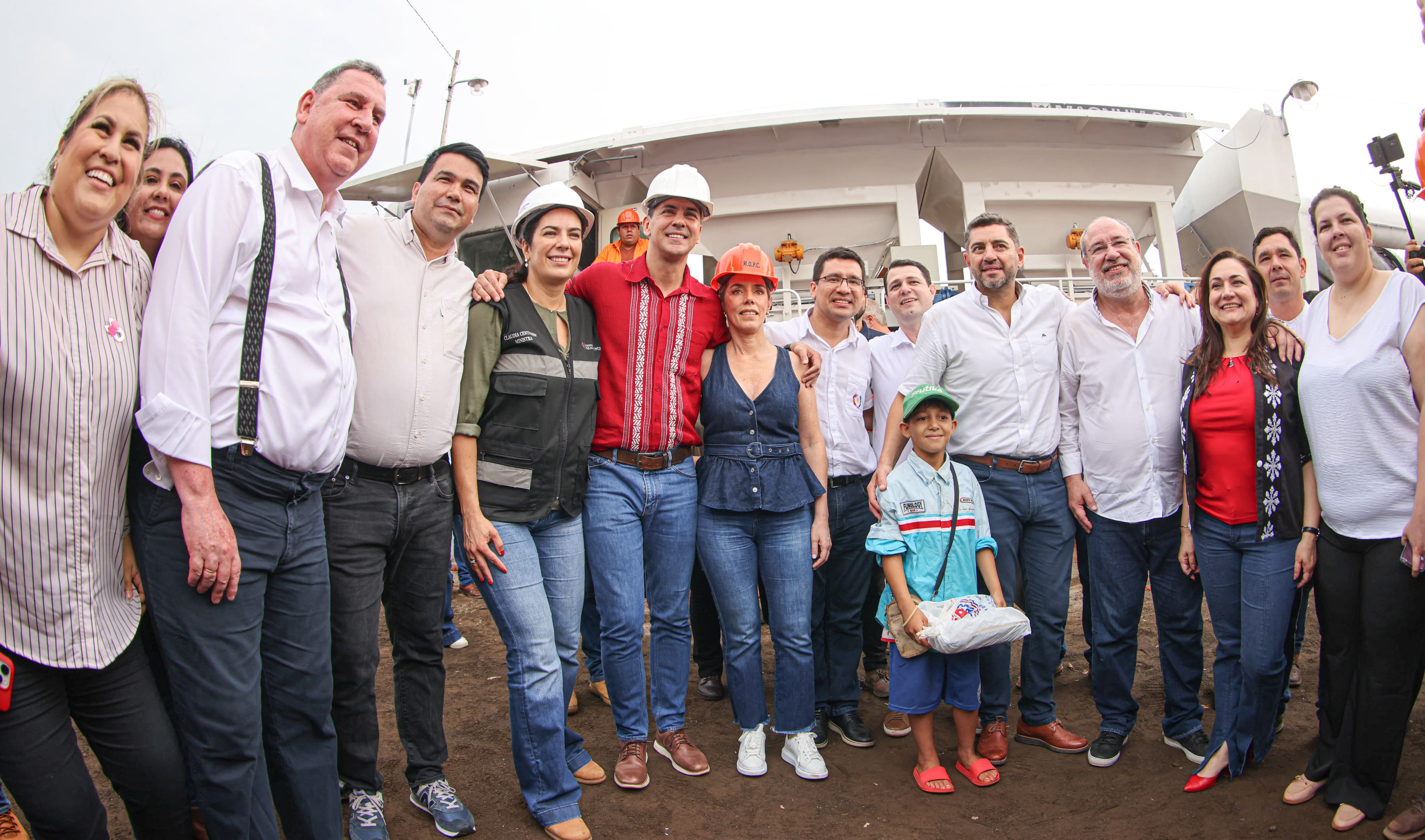 Presidente Peña encabezó puesta en operación de nueva planta asfáltica del MOPC en Minga Guazú