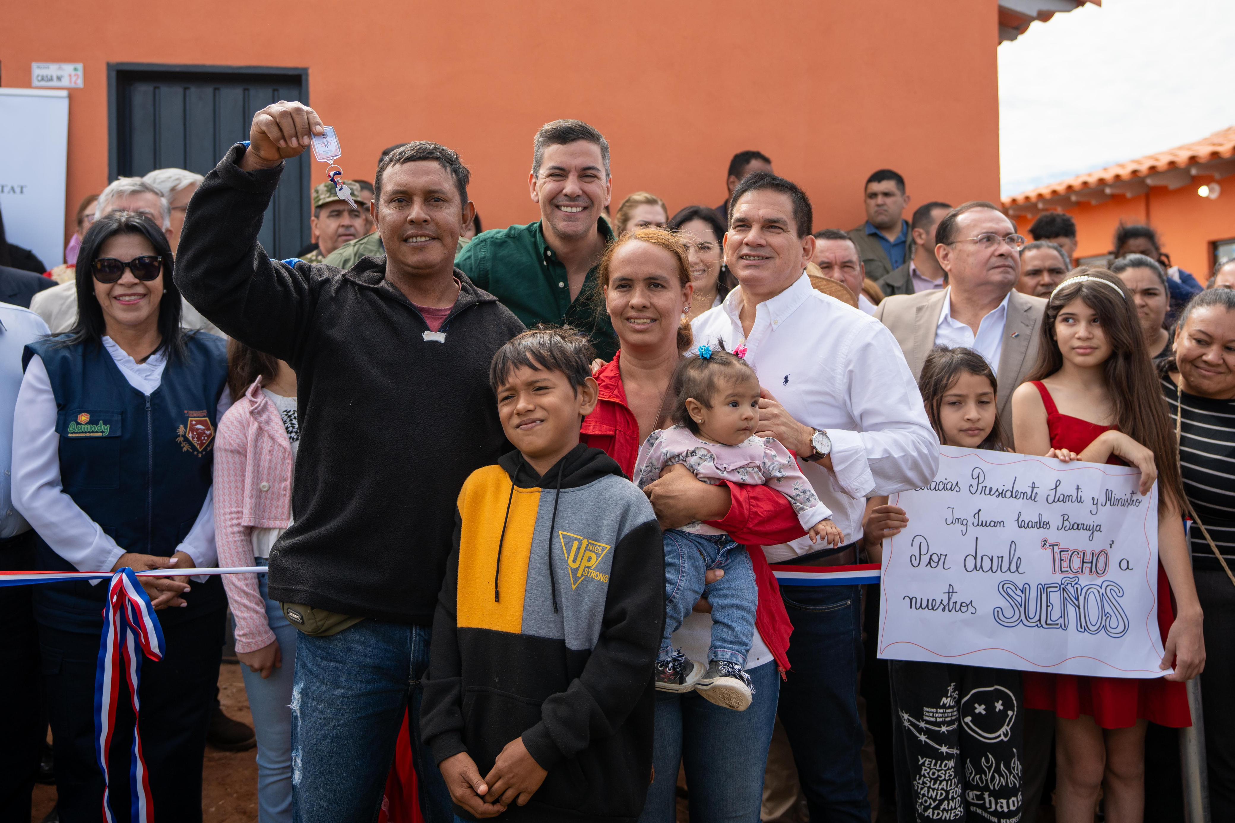 Presidente Peña en Paraguarí: entregó viviendas, aportes e inauguró un hogar de adultos mayores