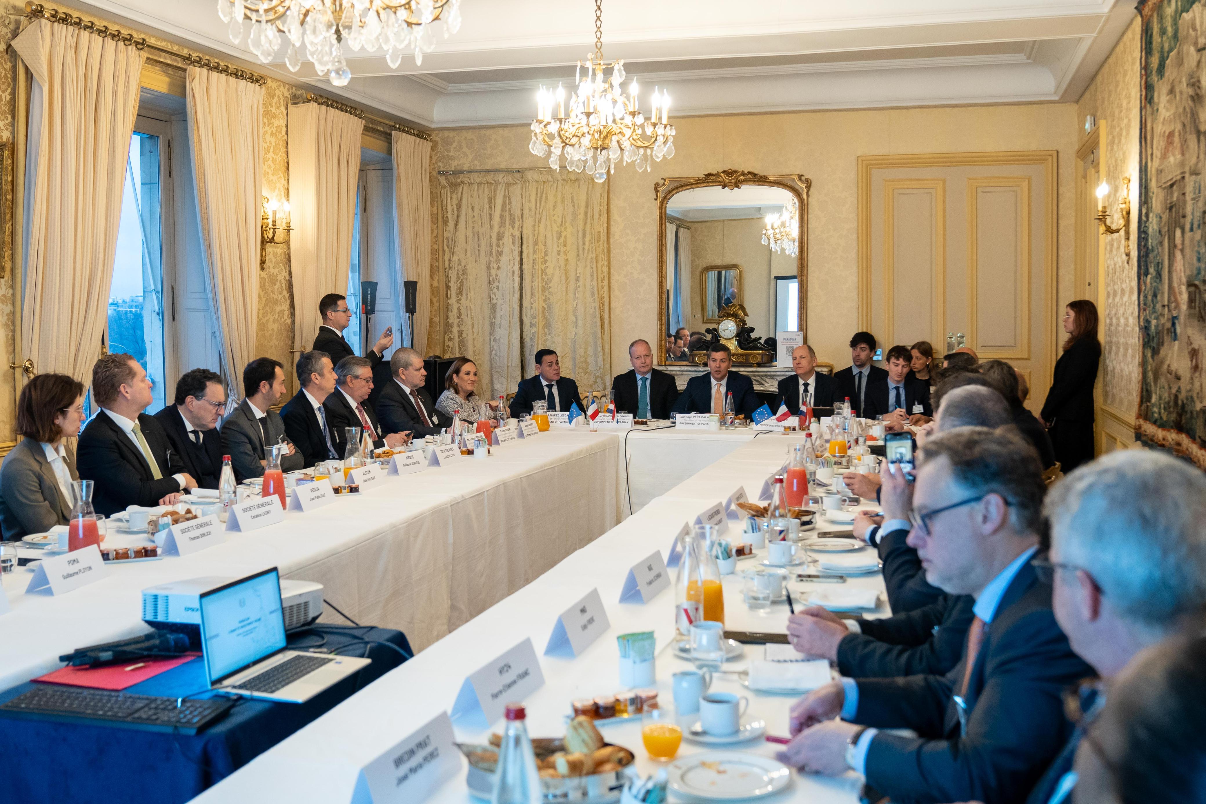 Presidente Peña resalta a Paraguay ante empresas francesas e internacionales