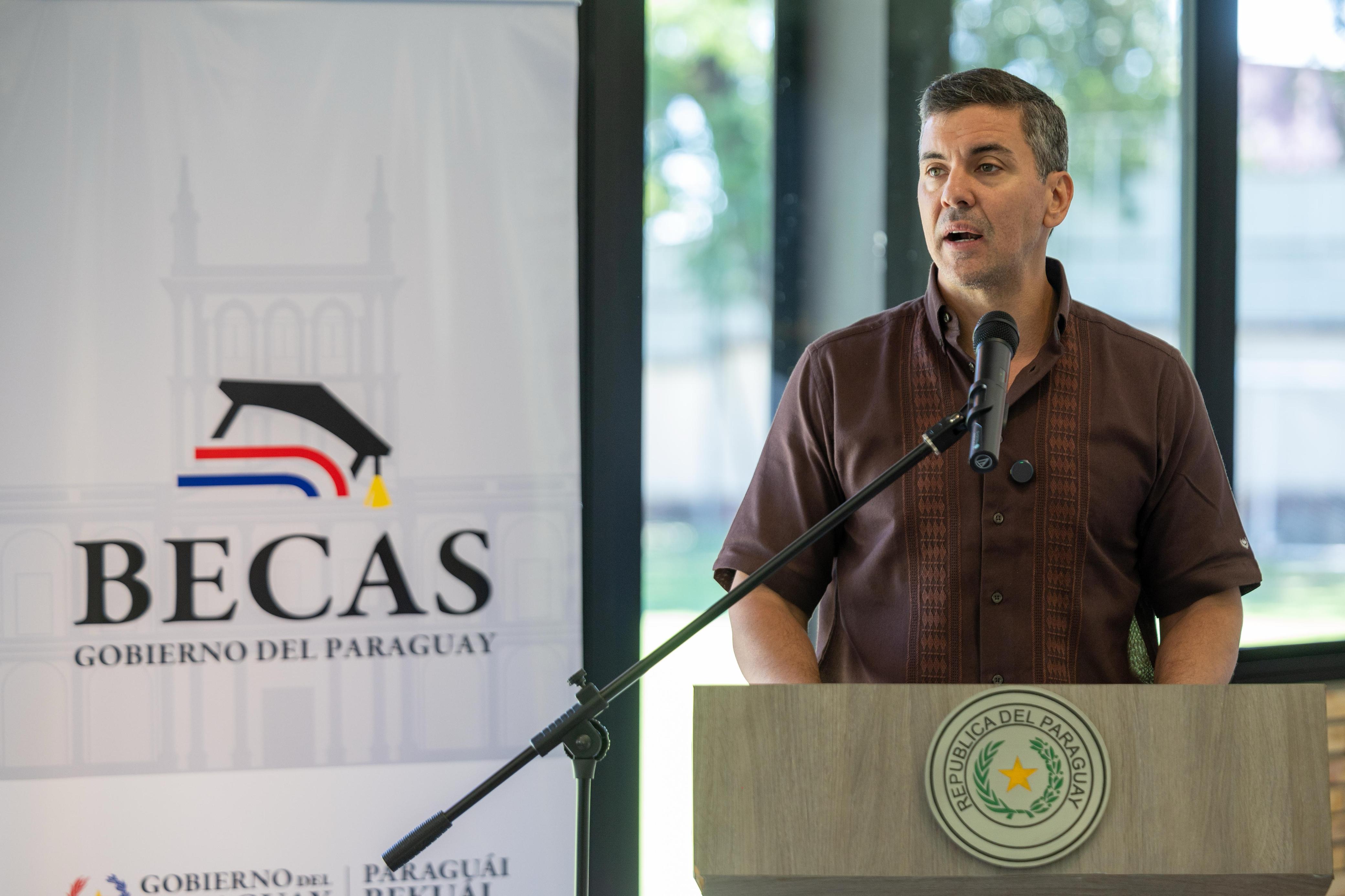 Gobierno del Paraguay ofrece 5.000 becas a jóvenes talentosos en convocatoria 2025