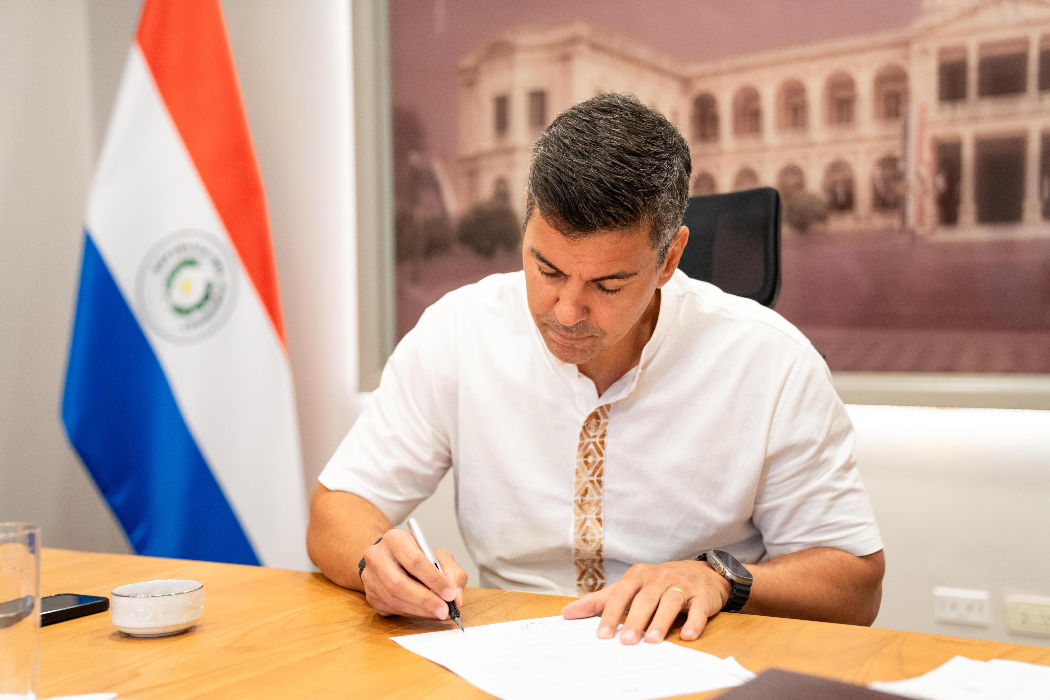 El presidente Santiago Peña promulgó la ley 7452, que actualiza y moderniza el régimen de promoción de la inversión en infraestructura.