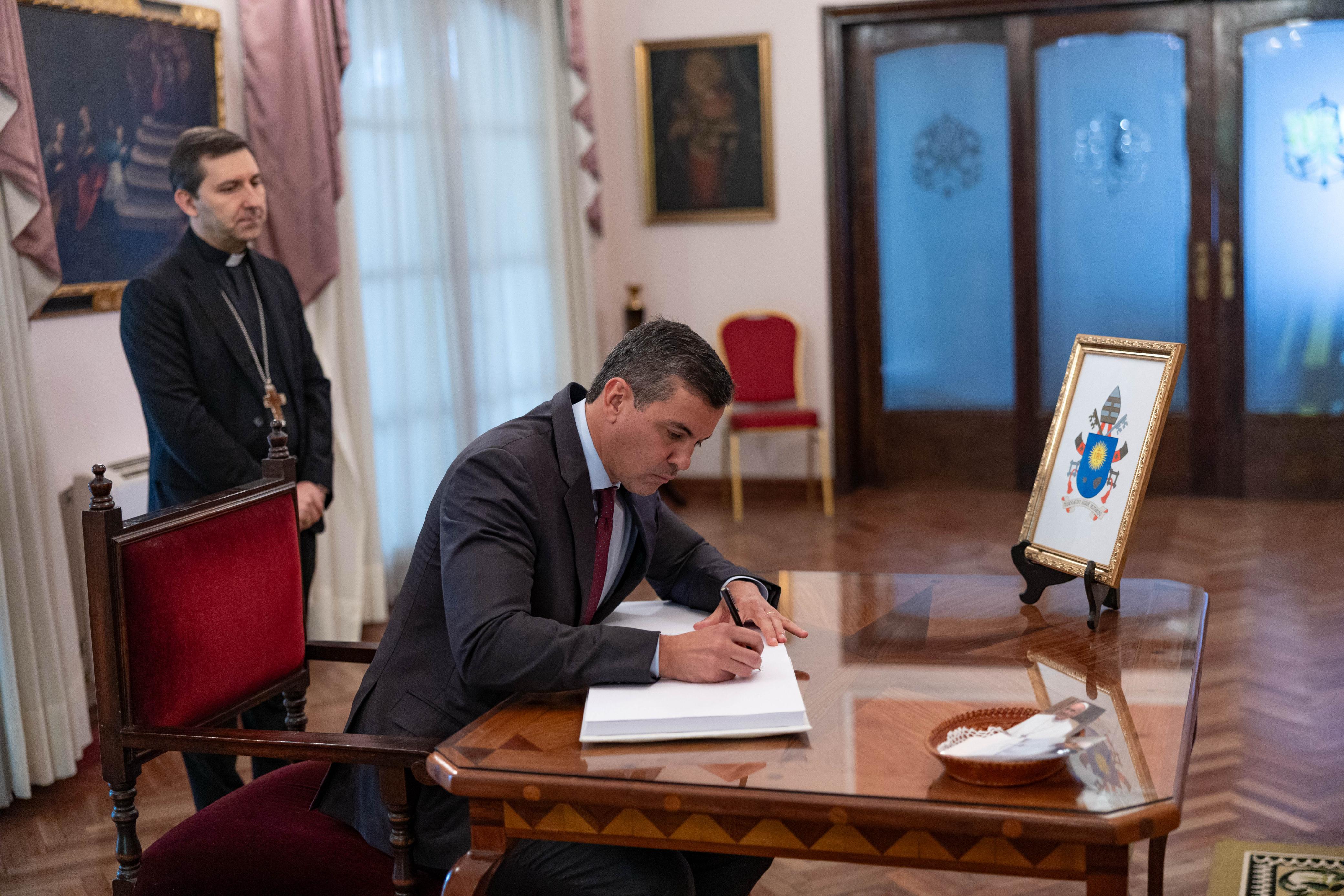 El Presidente dejó un mensaje de condolencia en la Nunciatura Apostólica por el fallecimiento del Papa Francisco