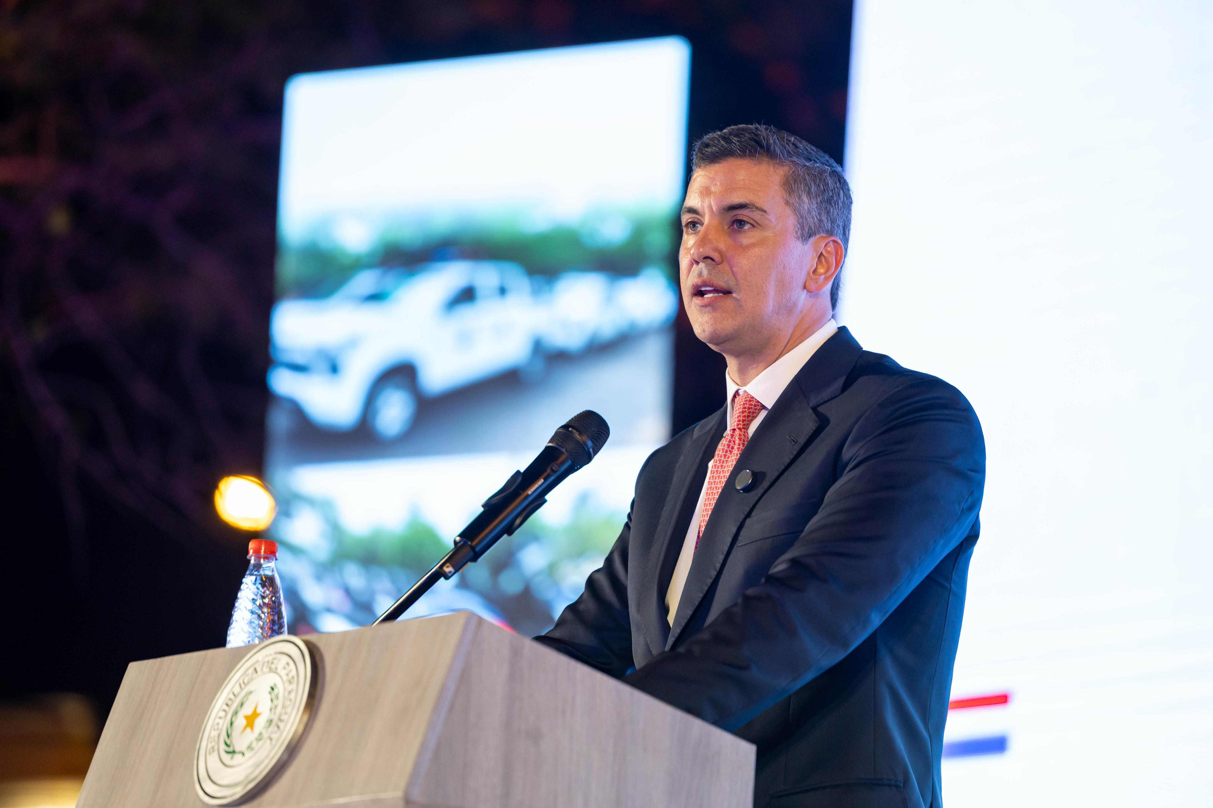 Gobierno del Paraguay hace nueva entrega de patrulleras, motos y equipos de comunicación a la Policía Nacional