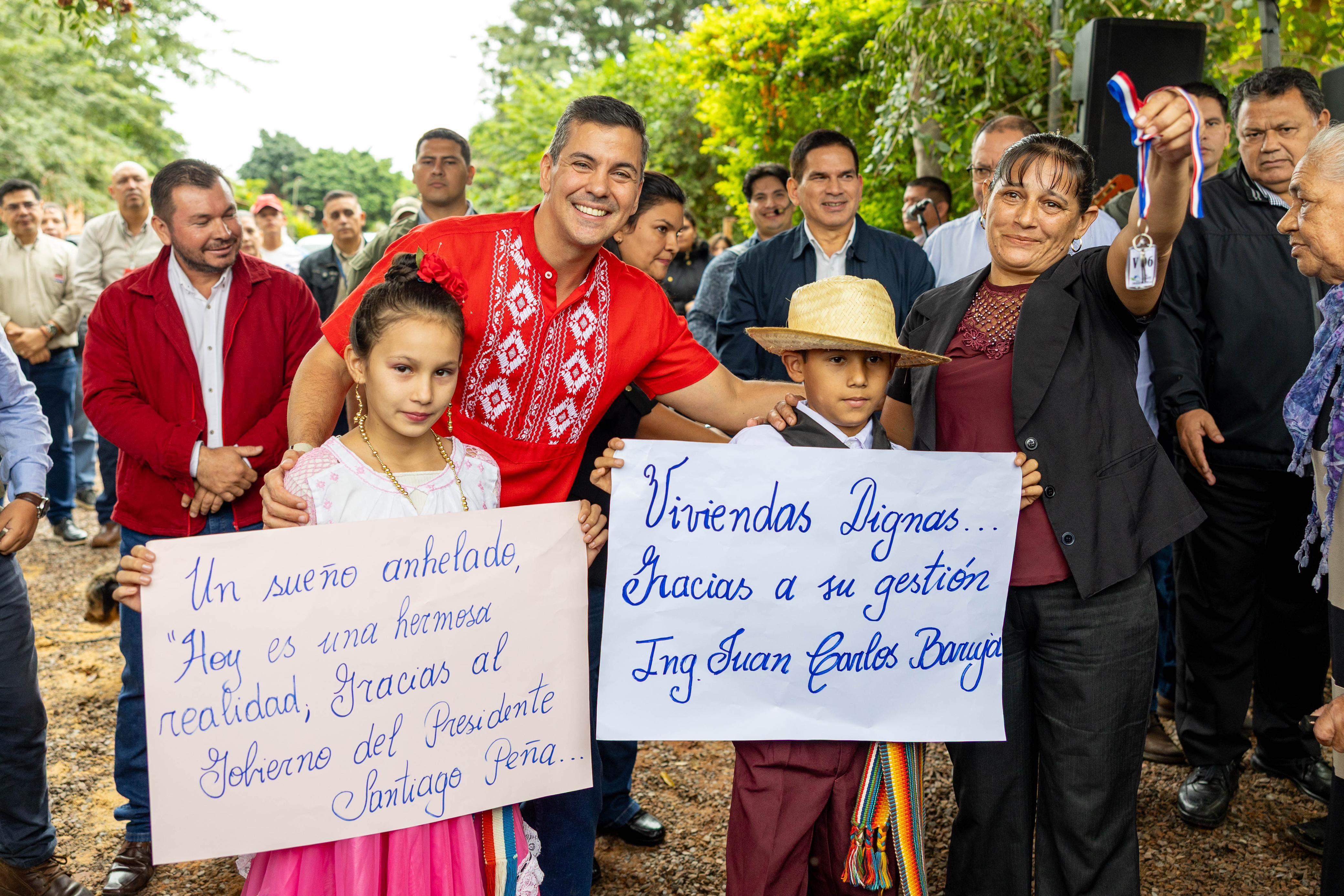 El Presidente Santiago Peña lideró entrega de 43 viviendas a familias del departamento Central