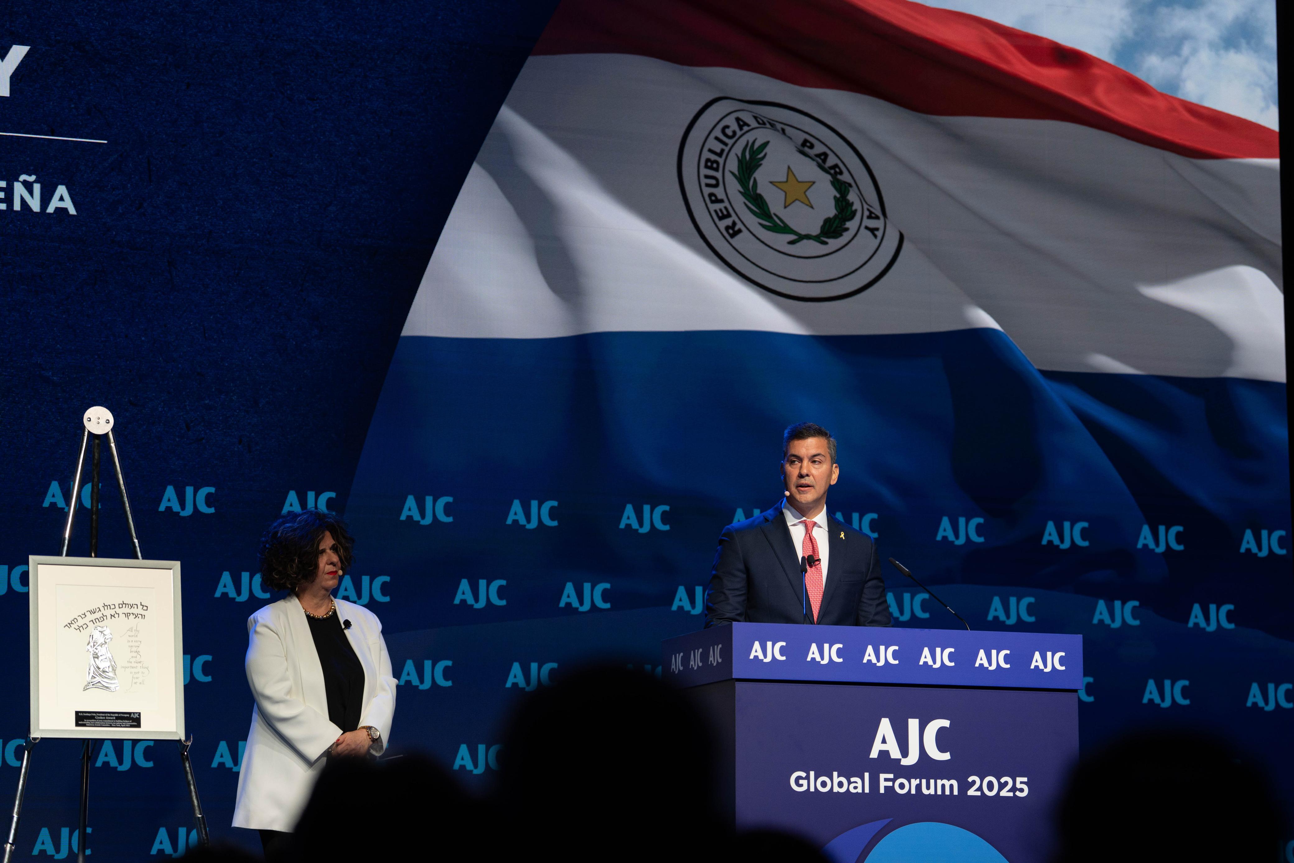 Presidente Santiago Peña recibe el premio Gesher del Comité Judío Americano