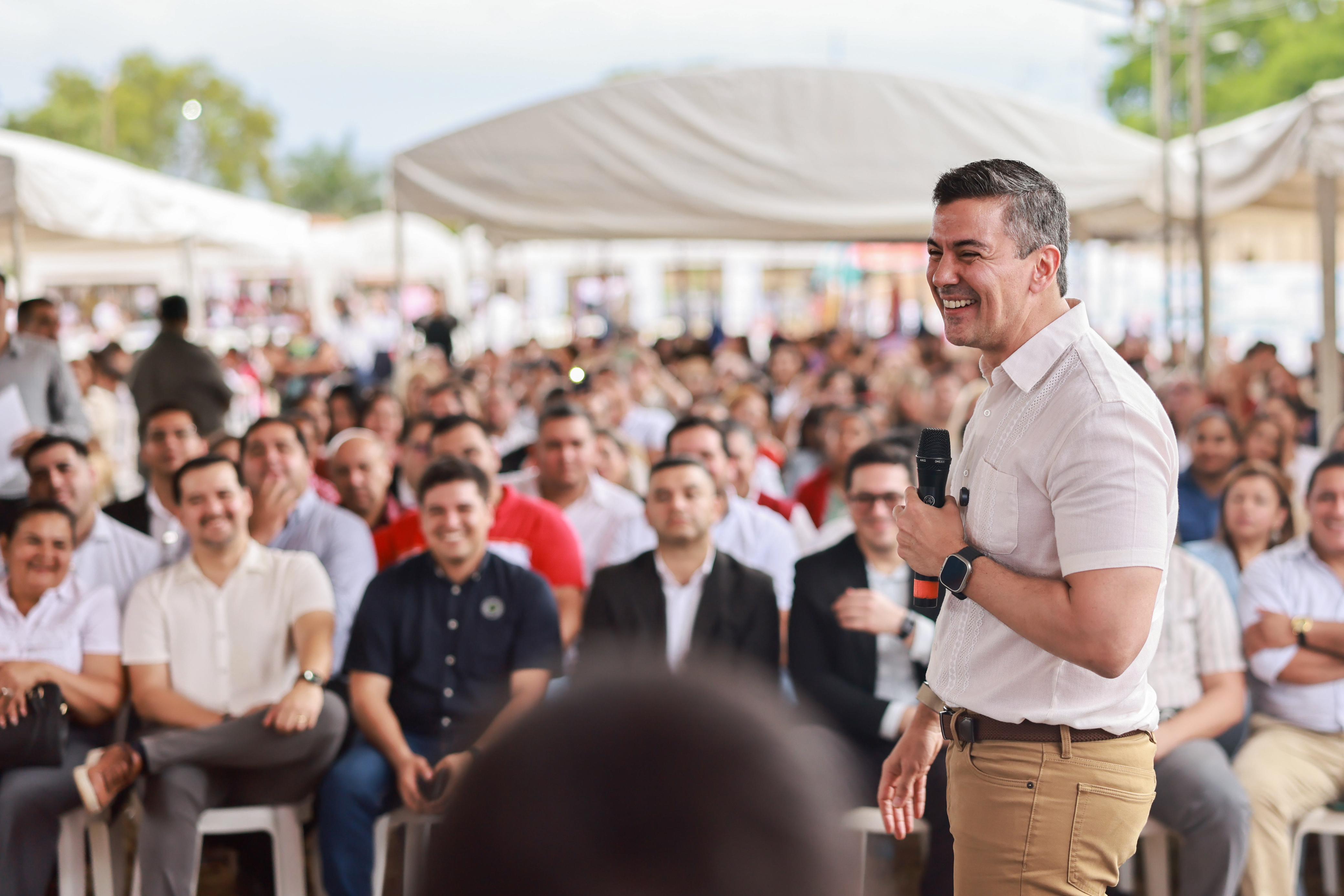 El Presidente Santiago Peña reafirmó su compromiso con la educación y el desarrollo social durante jornada de Gobierno en Cordillera