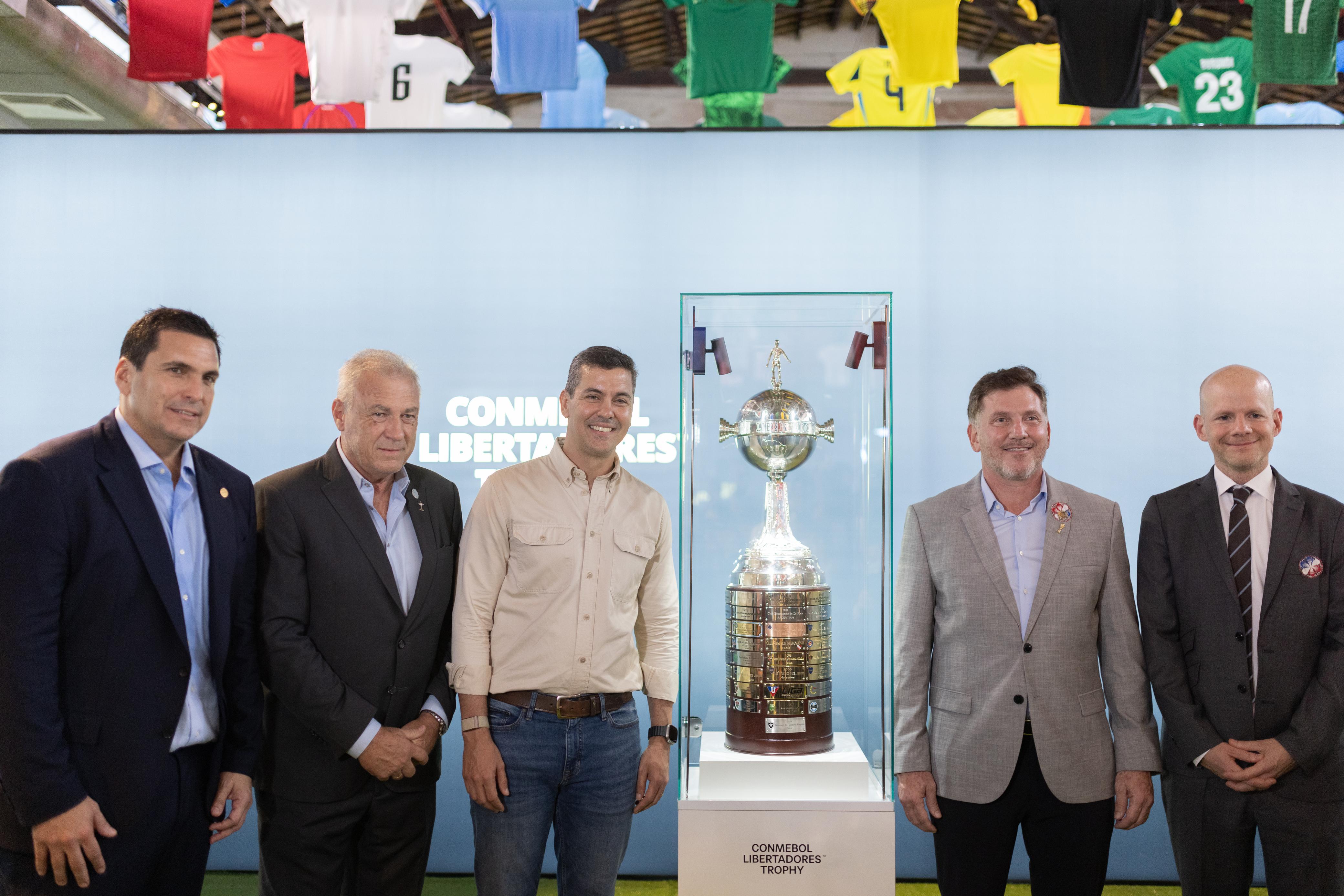 Presidente Peña encabezó inauguración de la exposición especial «120º aniversario de la FIFA»