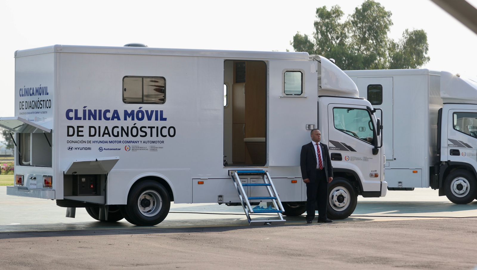 Gobierno recibe cinco clínicas móviles que recorrerán el país