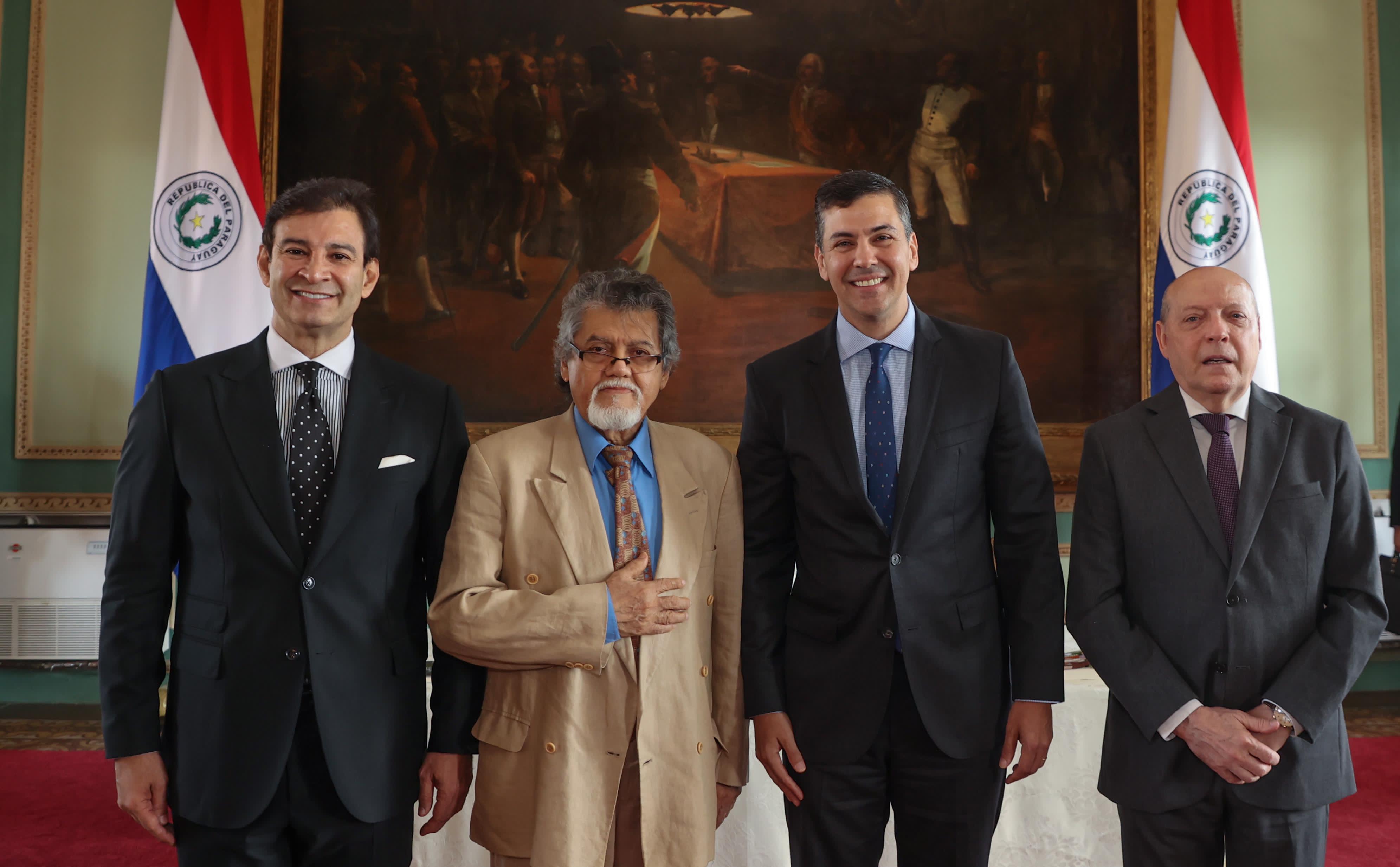 Presidente entrega Premio Nacional de Literatura 2023 a Moncho Azuaga