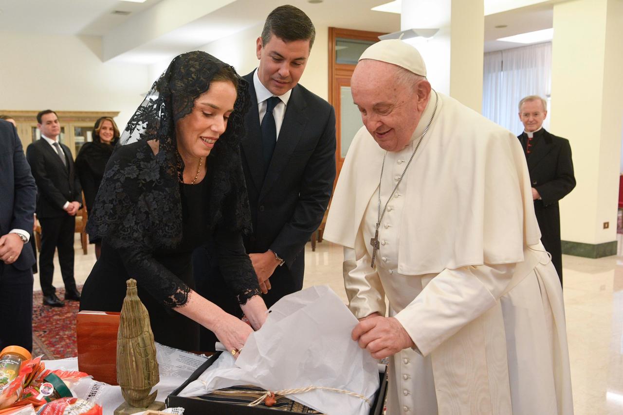 El presidente Peña obsequió un Poncho Para’i al Papa Francisco