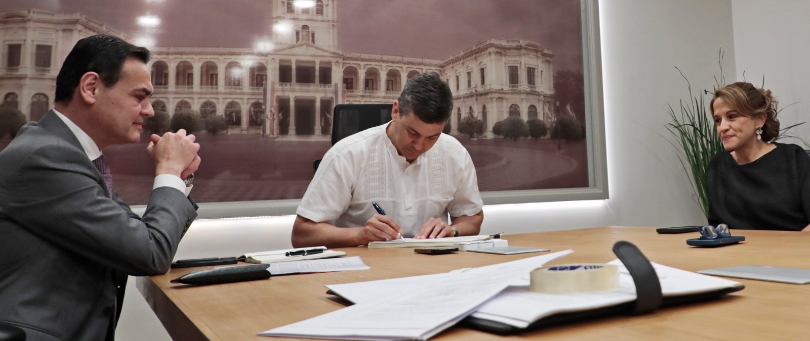 Presidente Peña promulga Ley que crea Superintendencia de Jubilaciones y Pensiones
