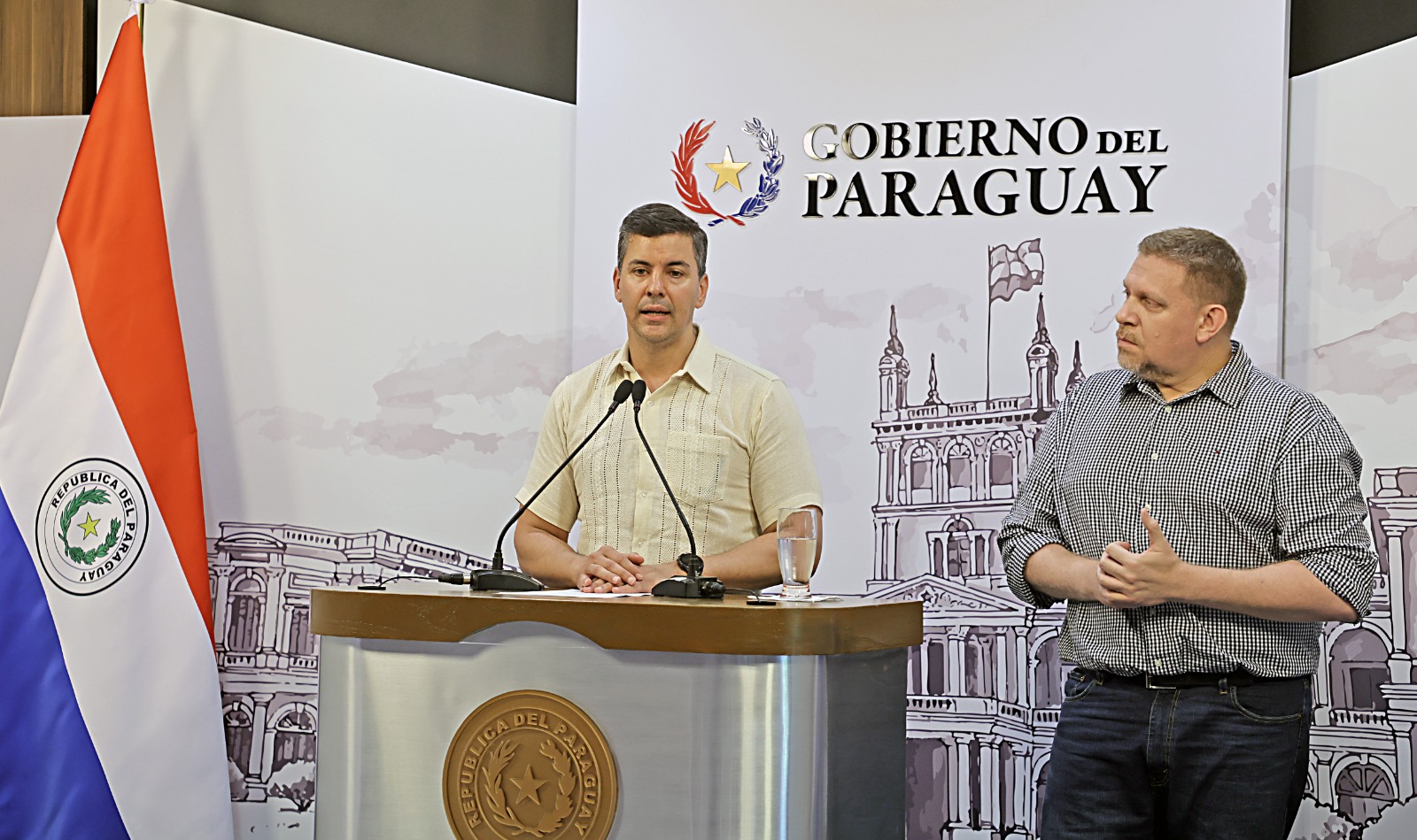 Gobierno baja otra vez el precio de combustibles y del gas