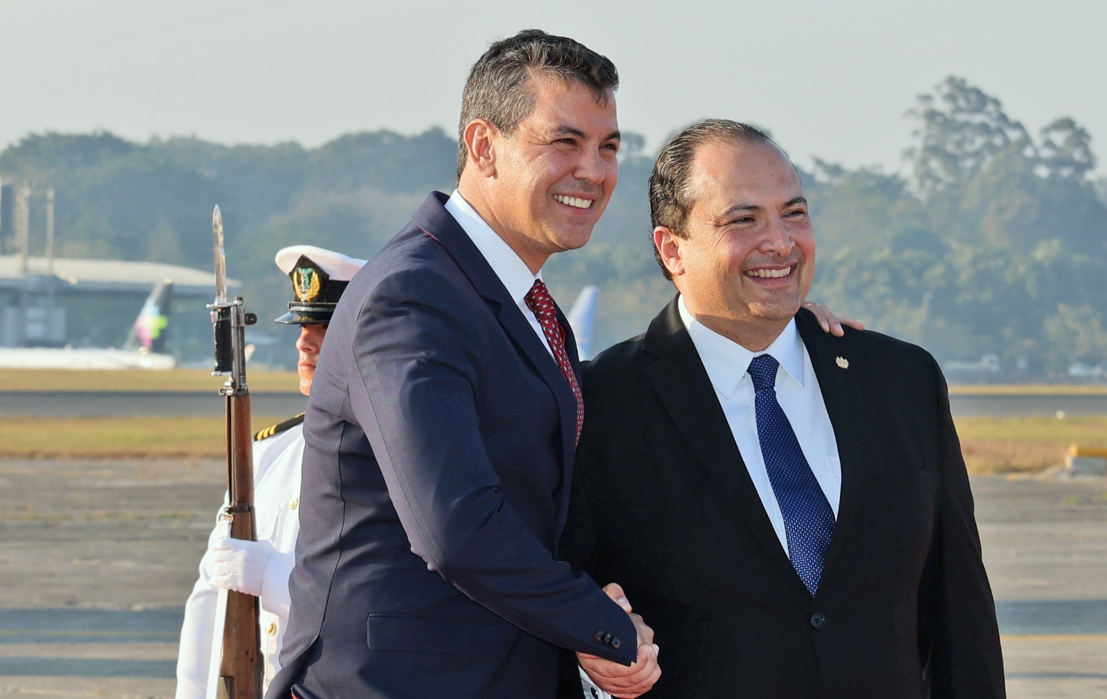 Presidente viajó a Guatemala para asunción de Bernardo Arévalo de León