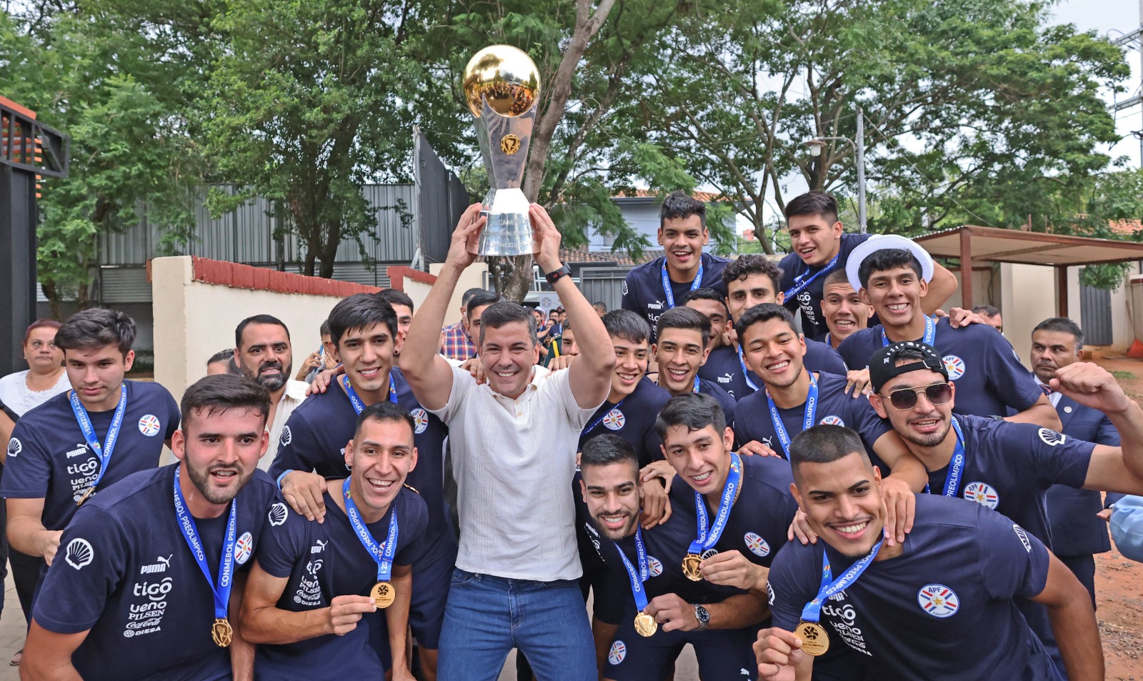Presidente Peña dio un emotivo recibimiento a jugadores de la Albirroja