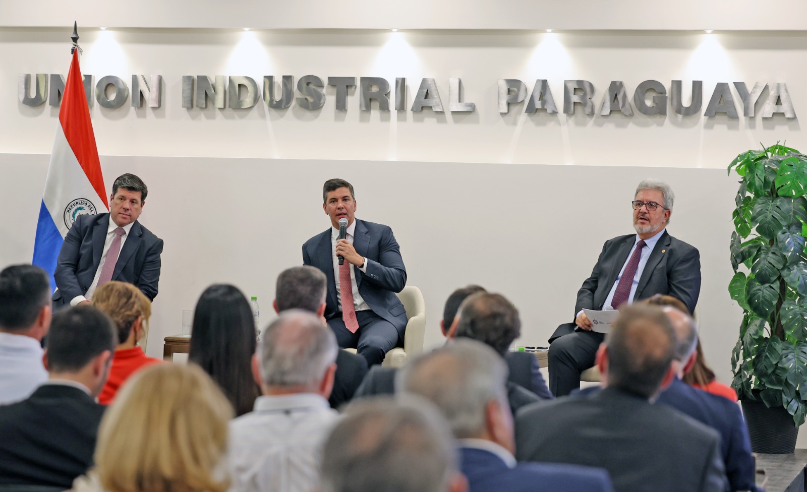 Presidente y gremios empresariales dialogan sobre realidad económica del país Presidente y gremios empresariales dialogan sobre realidad económica del país