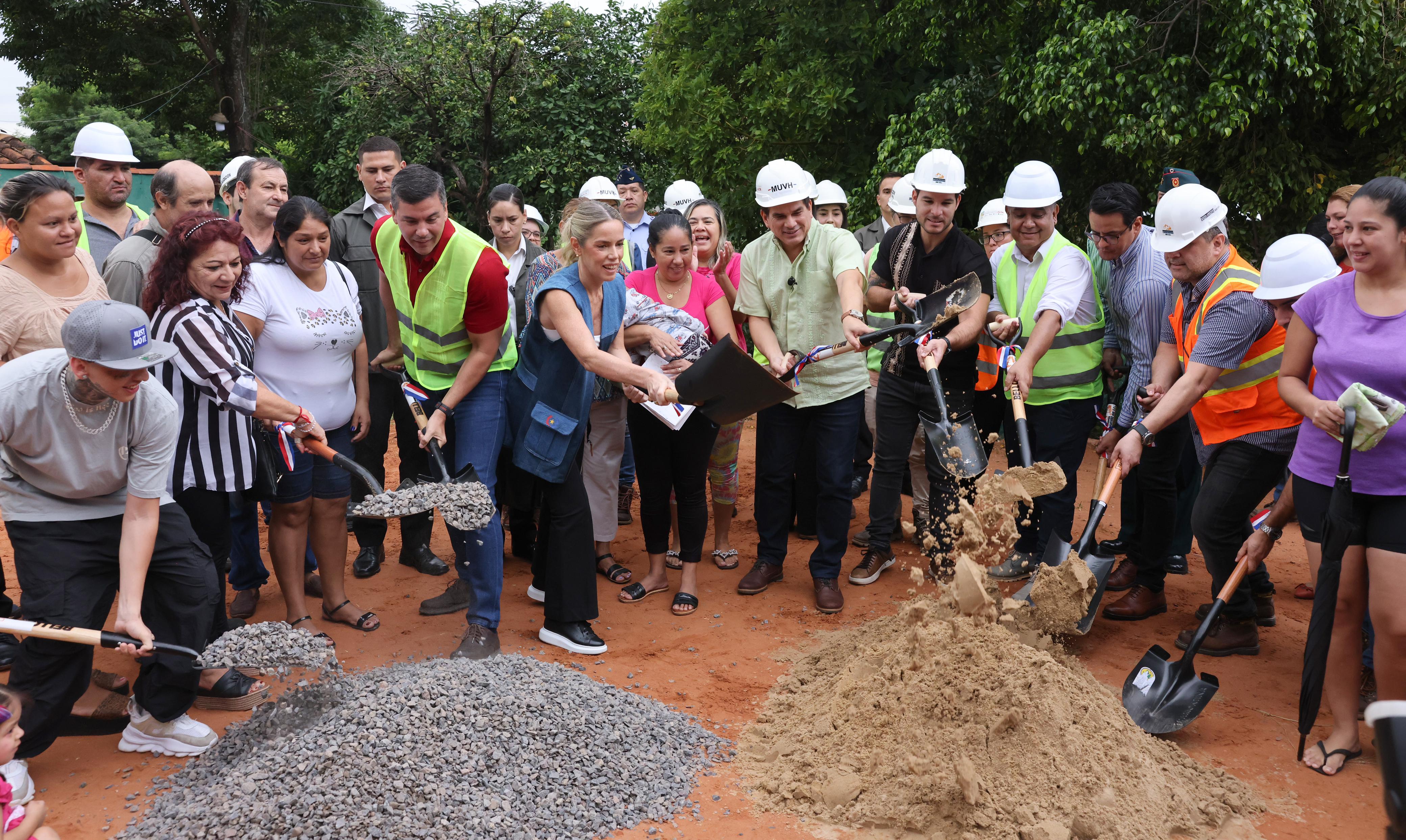 Inicia construcción de viviendas para familias de Chacarita Alta