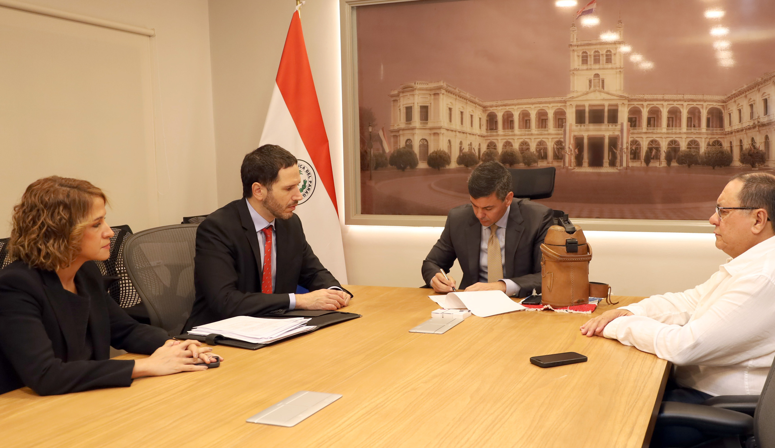 Presidente firma decreto que blinda y garantiza el Arancel Cero