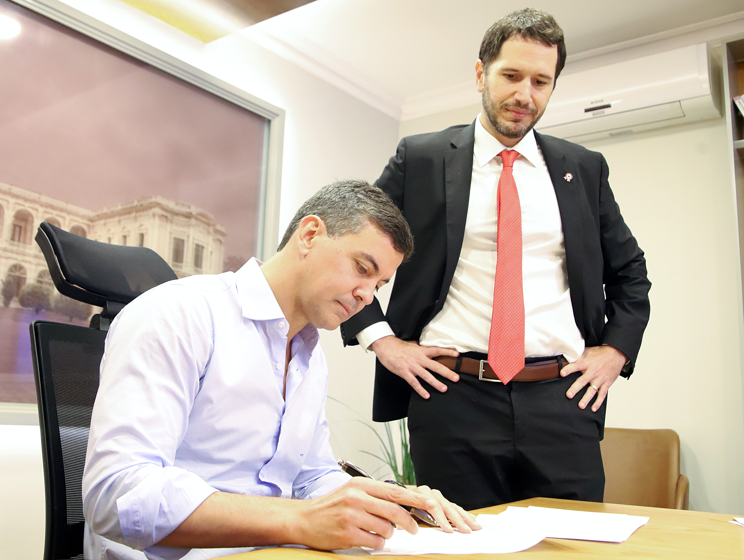 El presidente Santiago Peña firma decreto para reajustar el salario mínimo El presidente Santiago Peña firma decreto para reajustar el salario mínimo