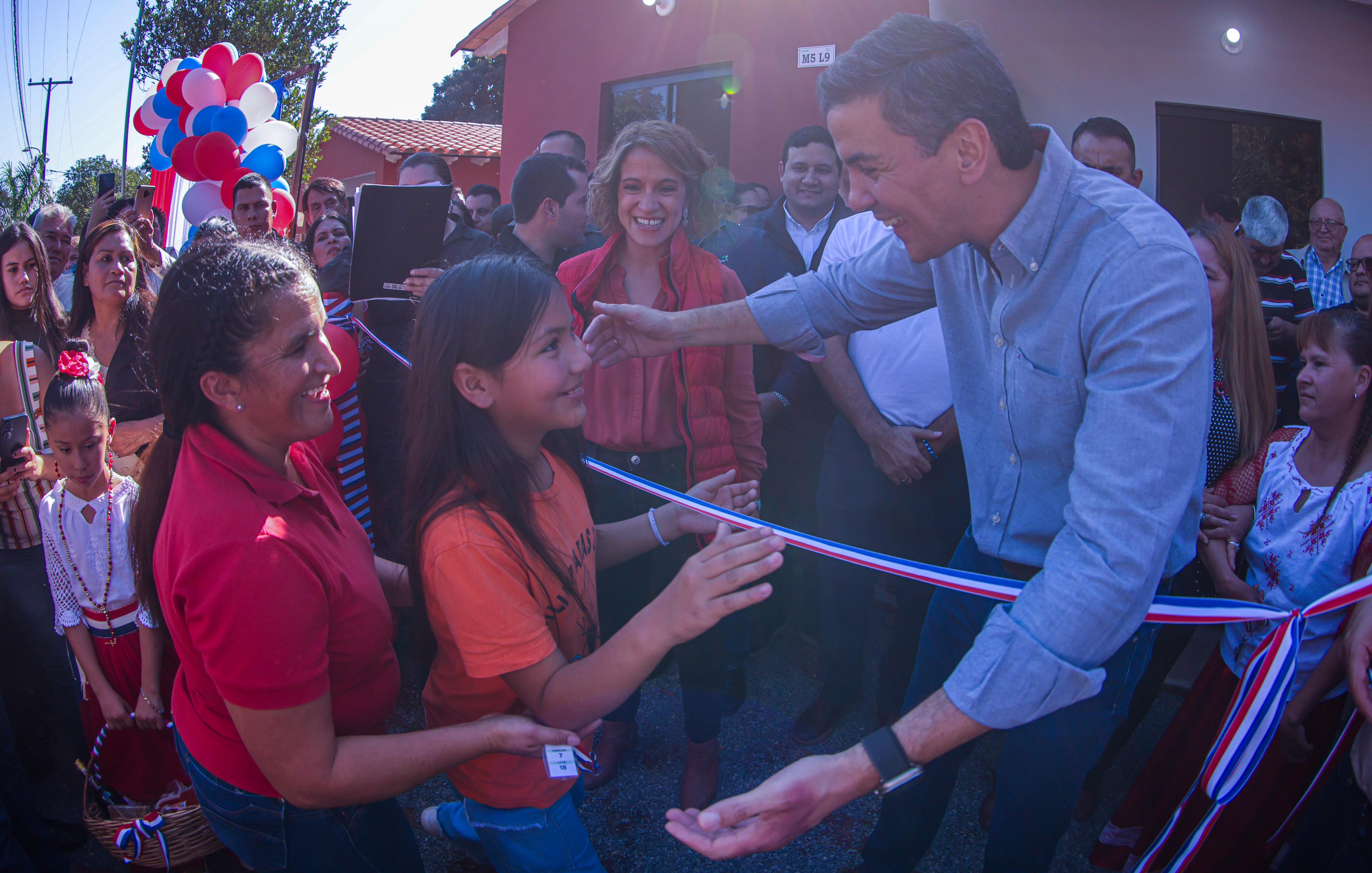 Presidente Peña entrega 187 viviendas dignas a familias de tres distritos de Central Presidente Peña entrega 187 viviendas dignas a familias de tres distritos de Central