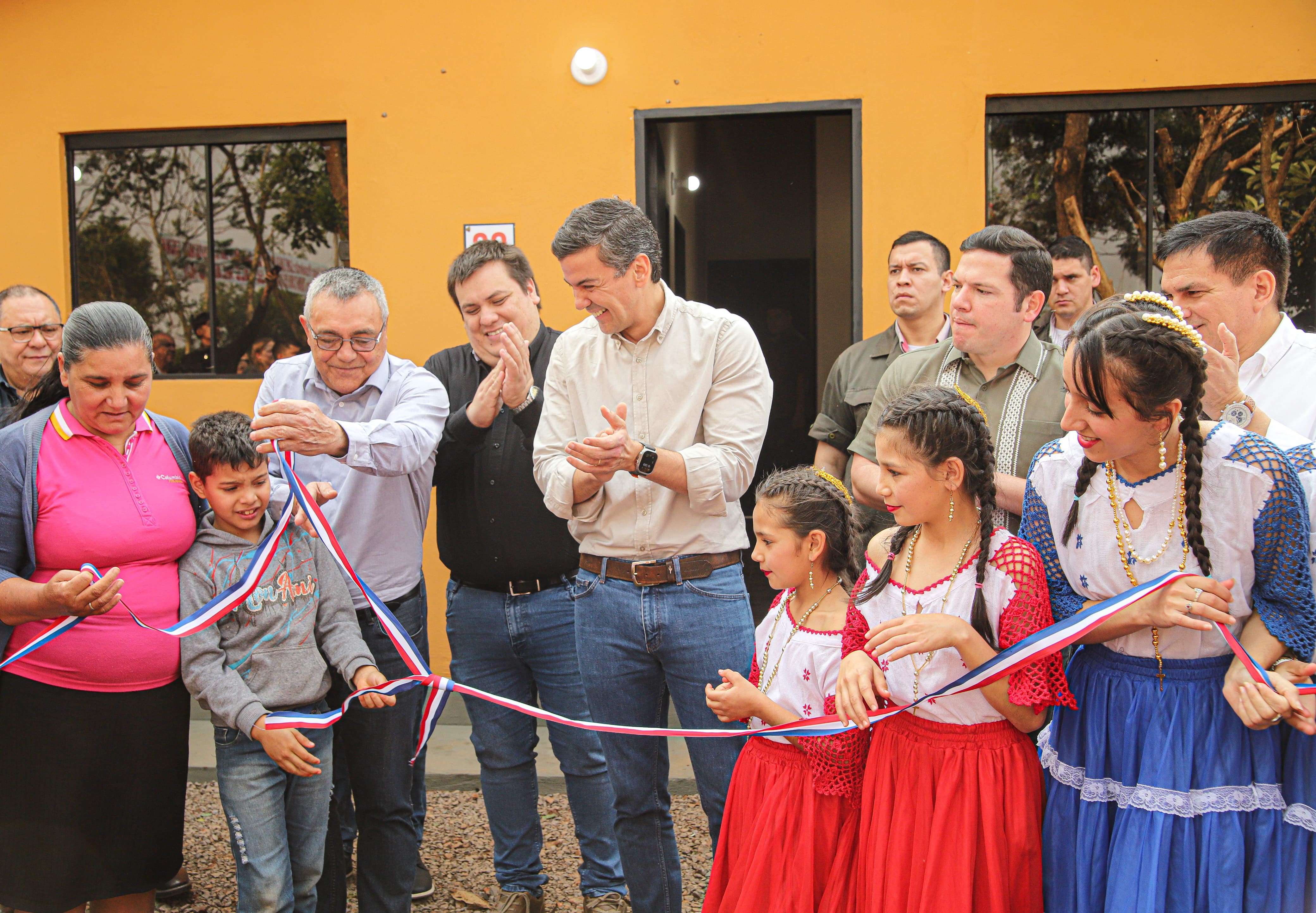 Presidente Peña entregó viviendas y aportes en Guairá
