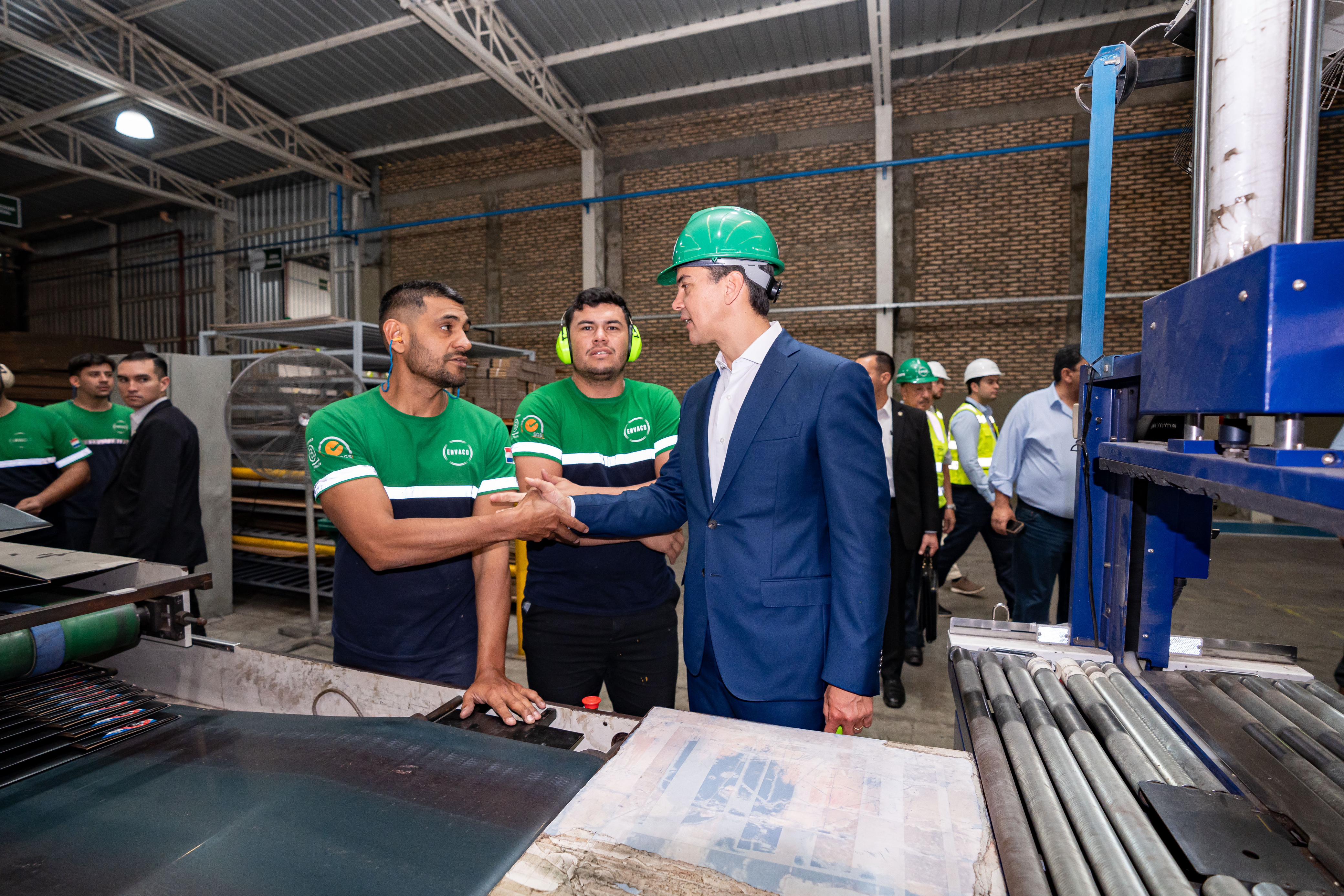 Visitan empresa dedicada a la fabricación de cajas de cartón corrugado en Central