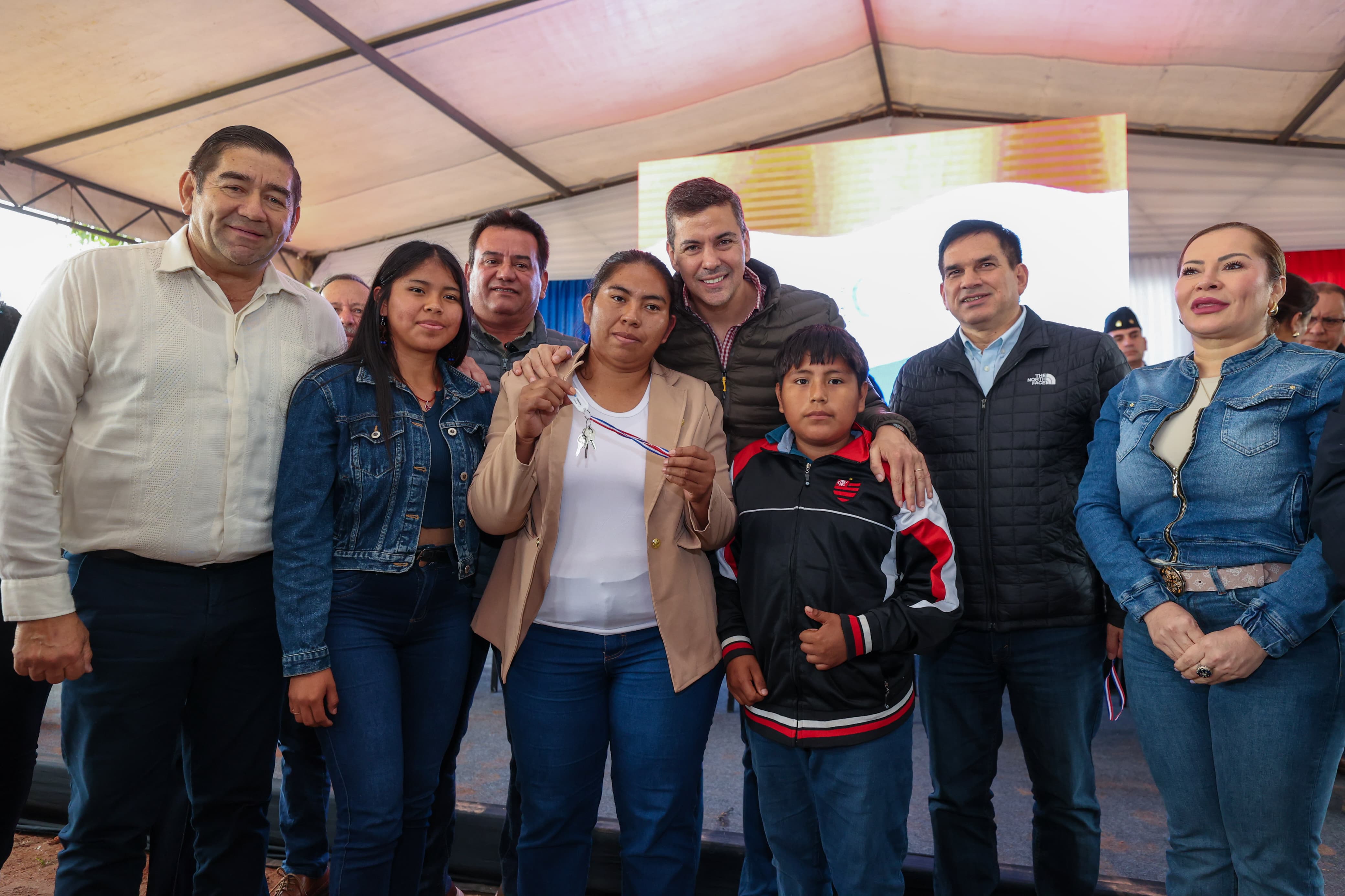 Gobierno del Paraguay entregó viviendas a comunidades indígenas Gobierno del Paraguay entregó viviendas a comunidades indígenas