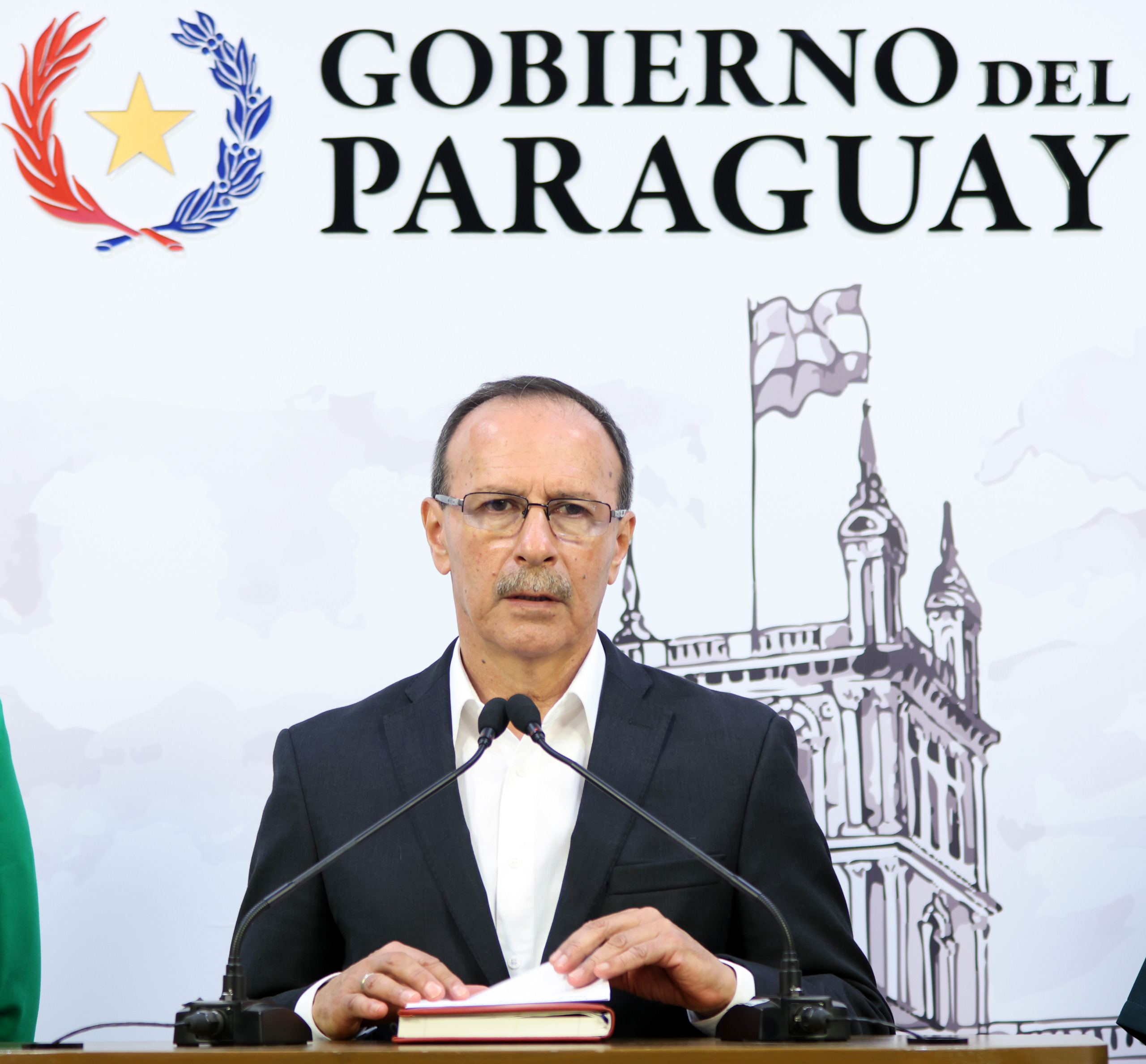 Gobierno despliega operativo para sofocar incendio en zona del Cerro Chovoreca Gobierno despliega operativo para sofocar incendio en zona del Cerro Chovoreca