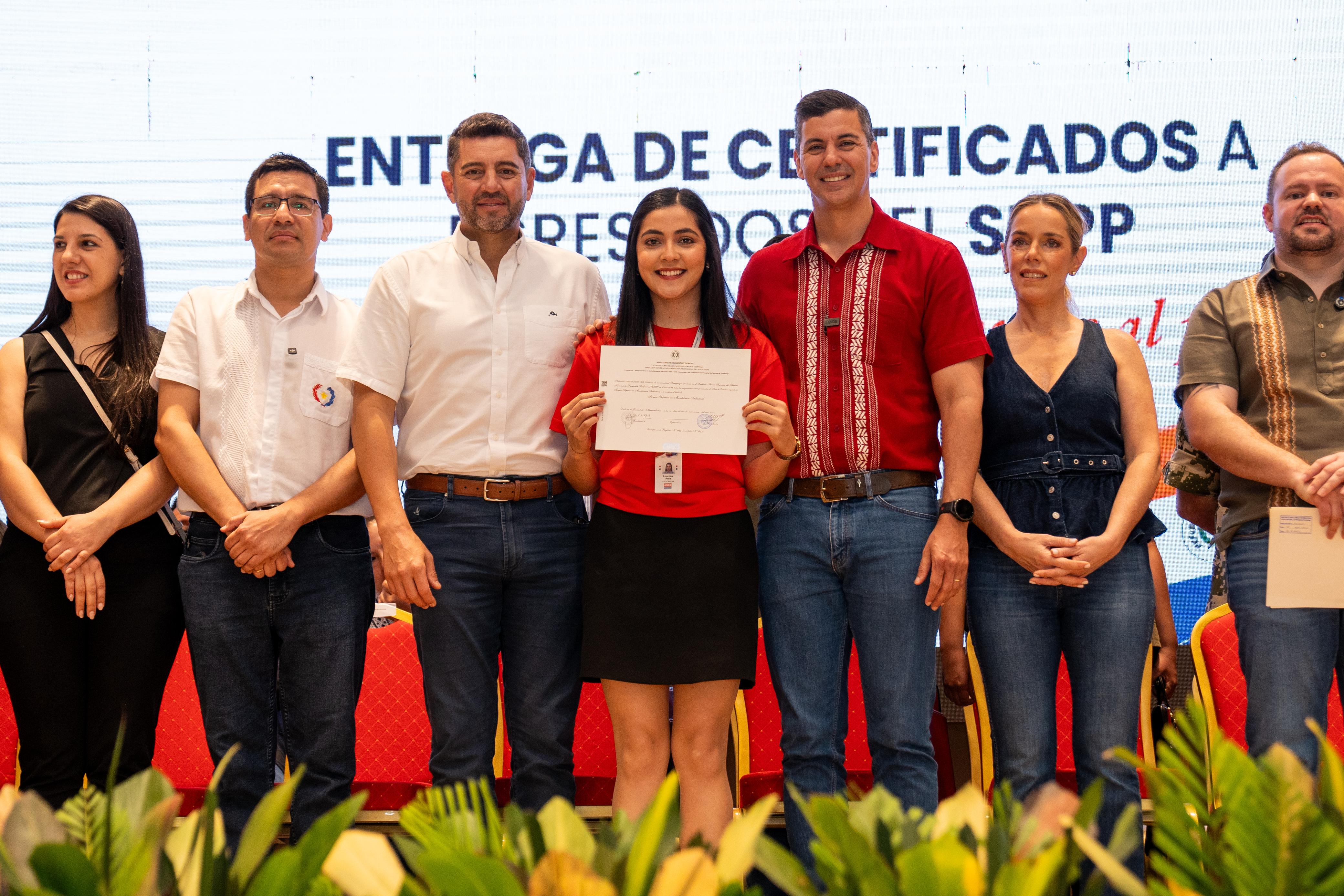 Más de 300 jóvenes del Alto Paraná reciben sus títulos profesionales de manos del presidente Peña