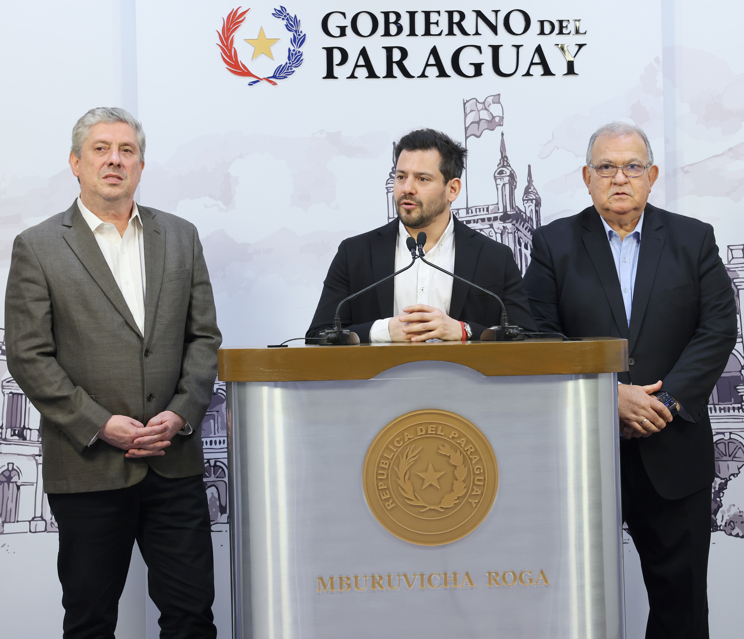 Presidente Peña aborda temas clave con ministros del TSJE