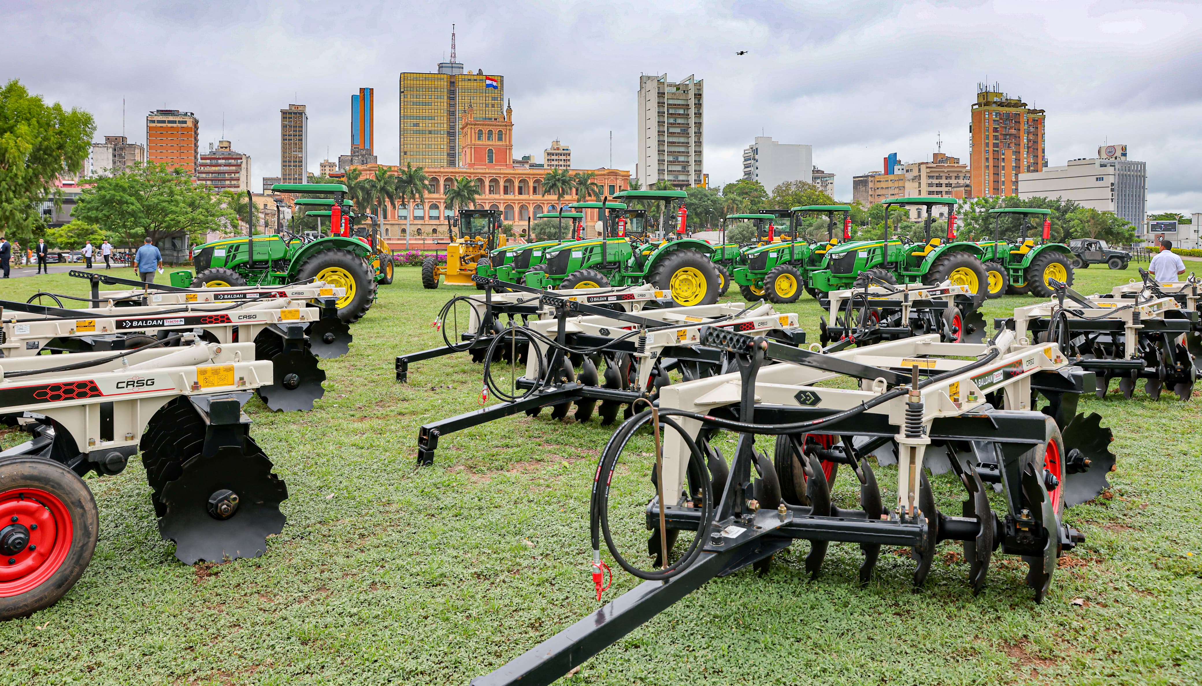 Gobierno del Paraguay realiza nueva entrega de maquinarias a gobernaciones con apoyo de ITAIPU