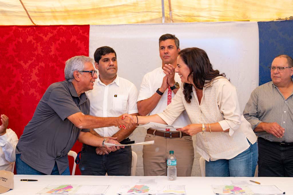 Inversión y Desarrollo: presidente Santiago Peña comprometido en la rehabilitación de caminos en el Departamento Central