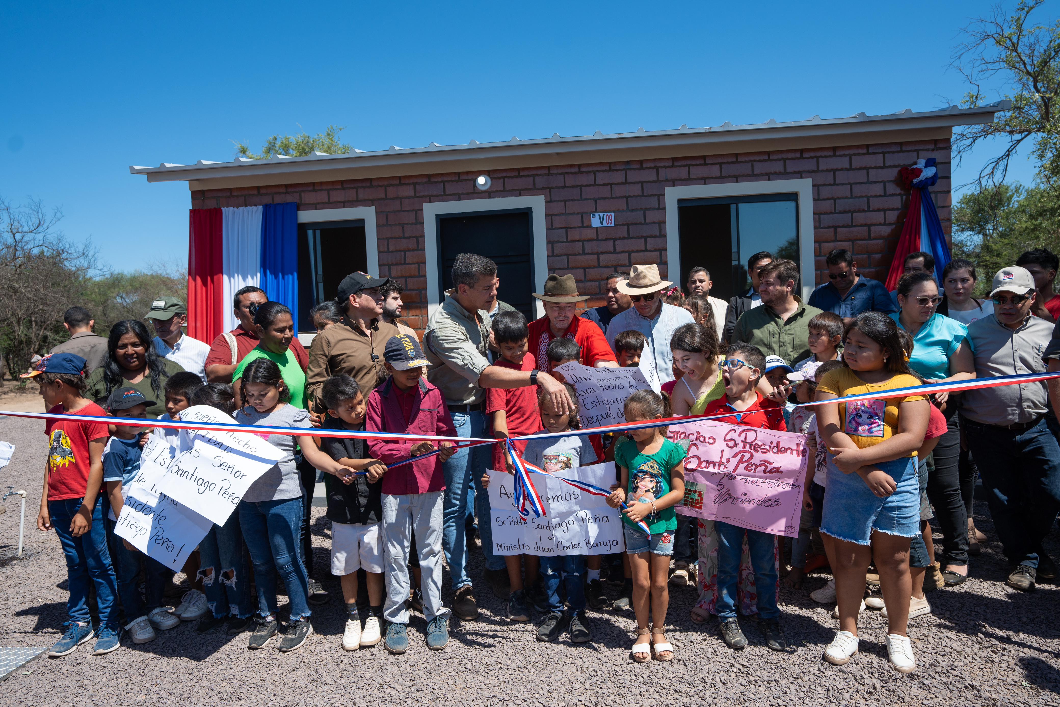 Presidente Peña entrega 172 viviendas a comunidades indígenas de Boquerón