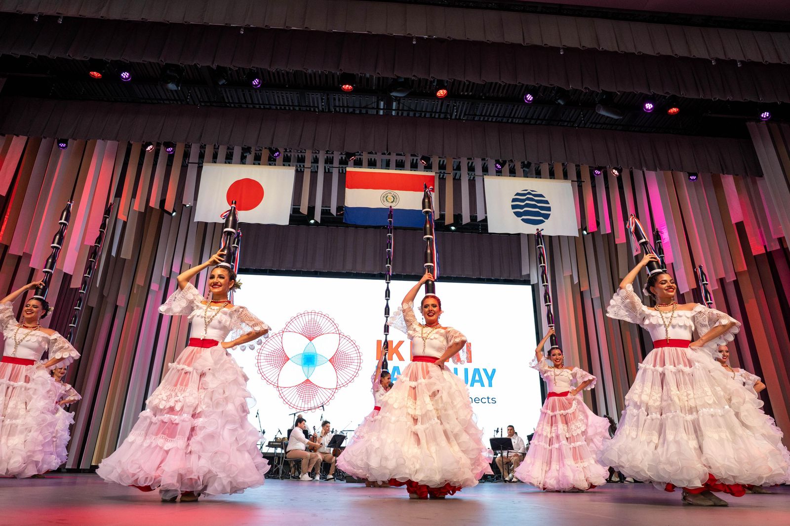 Visita de Su Alteza Imperial al pabellón de Paraguay en la Expo Osaka