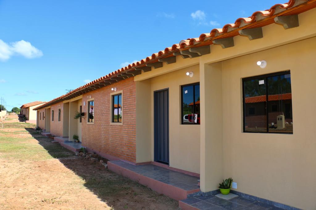 Gobierno entrega 2.200 subsidios habitacionales a familias de 14 departamentos
