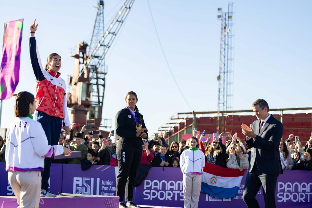 Presidente Peña entregó la primera medalla de oro en remo de Paraguay marcando historia en los Panamericanos Junior 2025