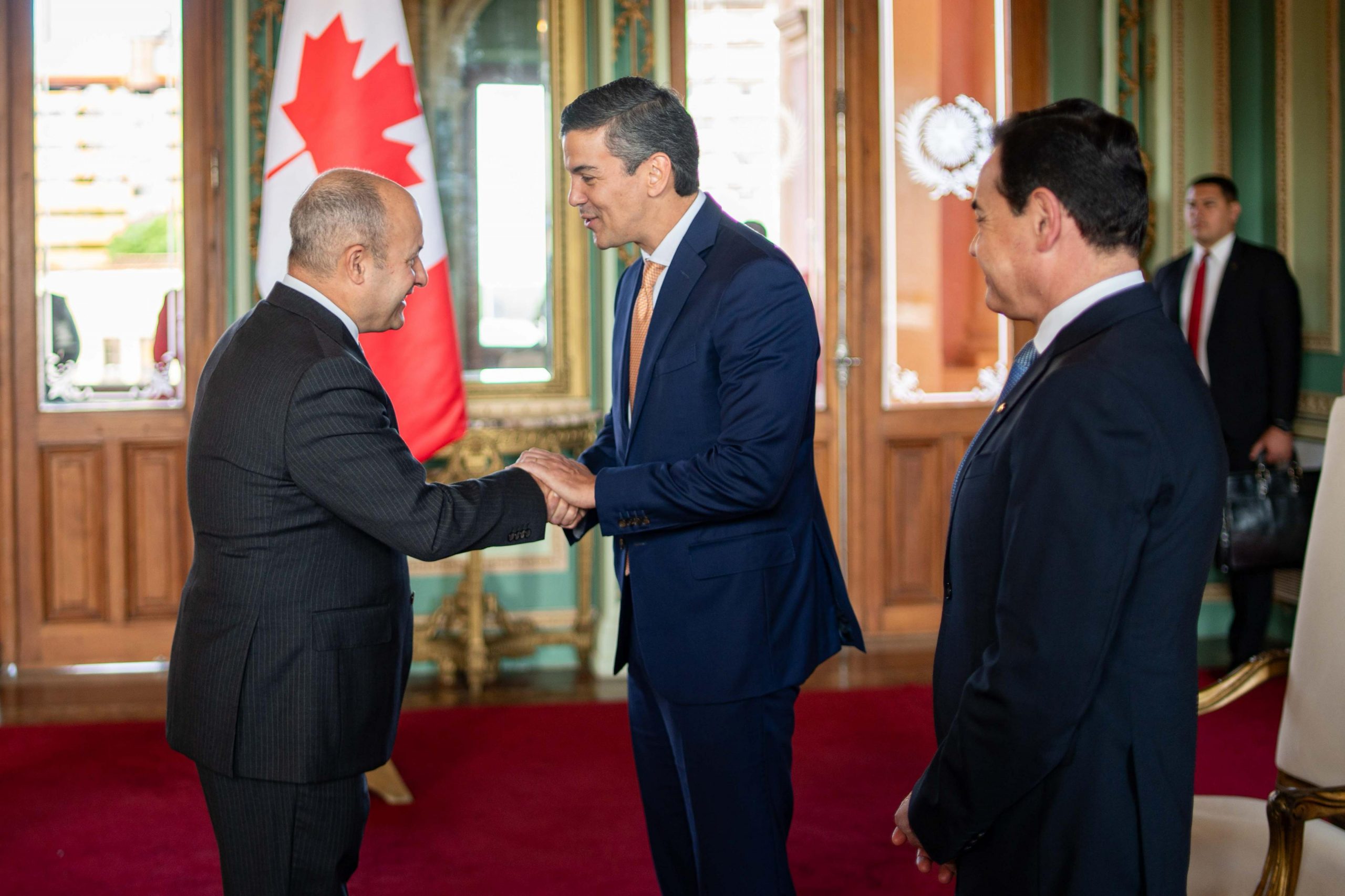 Embajadores presentan Cartas Credenciales ante el Presidente Santiago Peña en el Palacio de López