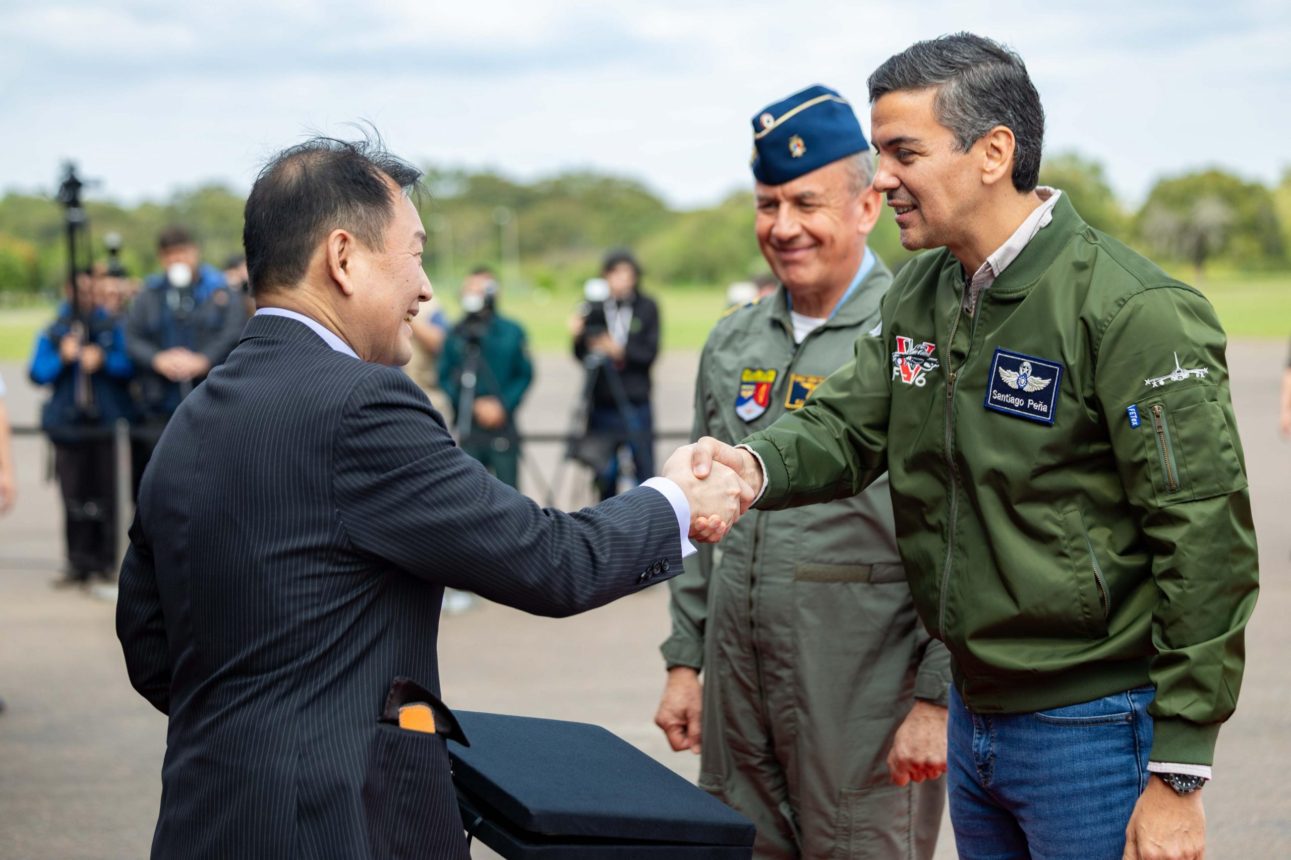 Presidente Peña recibe donación de cuatro helicópteros UH-1H de Taiwán para fortalecer la Fuerza Aérea Paraguaya