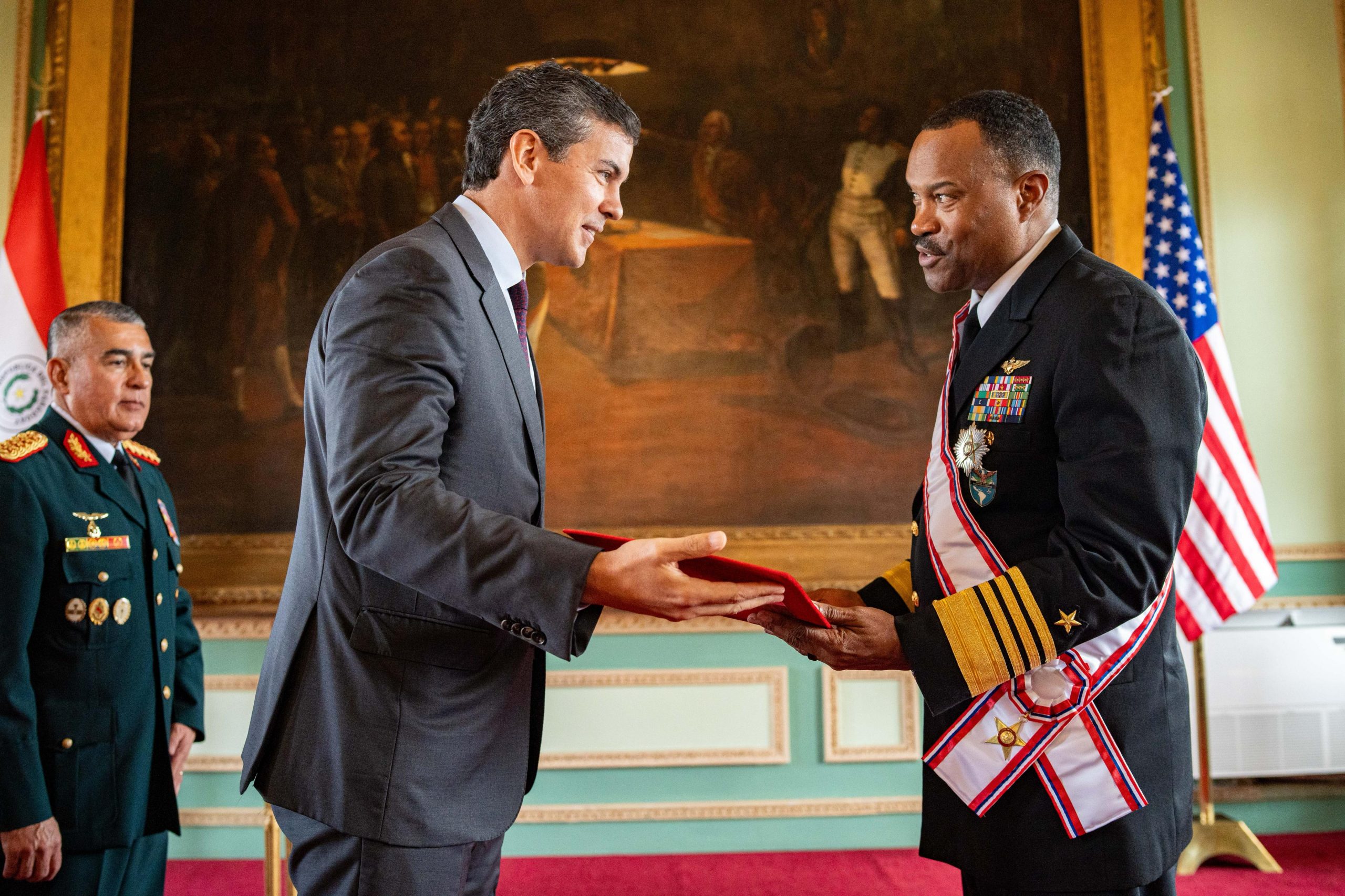 Presidente Peña condecoró al Comandante del Comando Sur de los Estados Unidos y reafirmó la amistad histórica entre ambas naciones