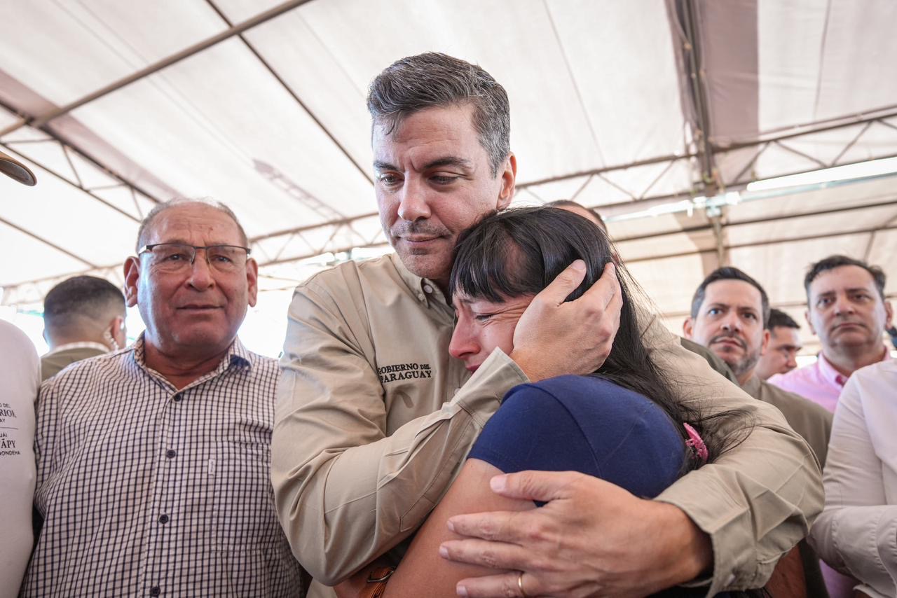 Presidente Peña concreta reparación histórica en Marina Cué Presidente Peña concreta reparación histórica en Marina Cué
