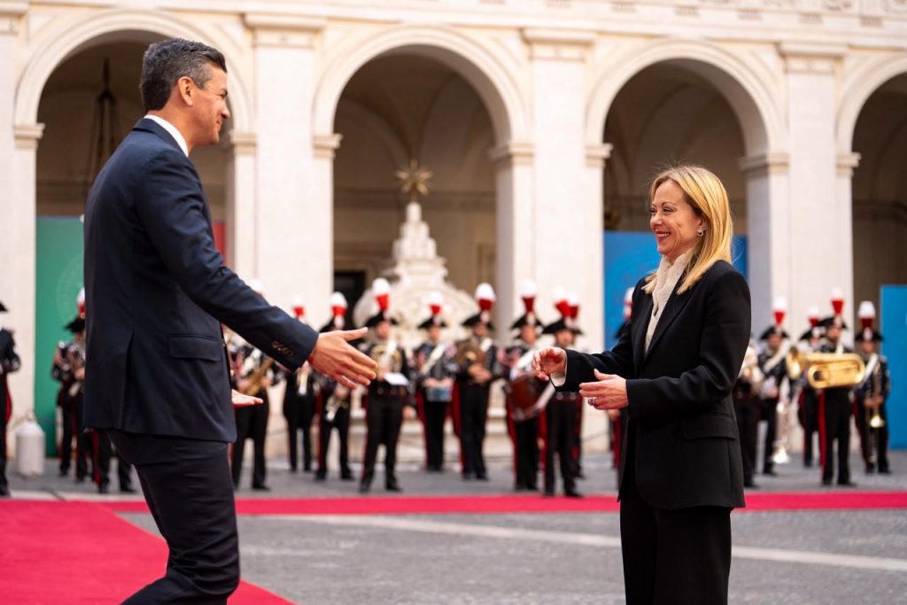 El presidente de la República, Santiago Peña, junto a la primera ministra de Italia, Giorgia Meloni.