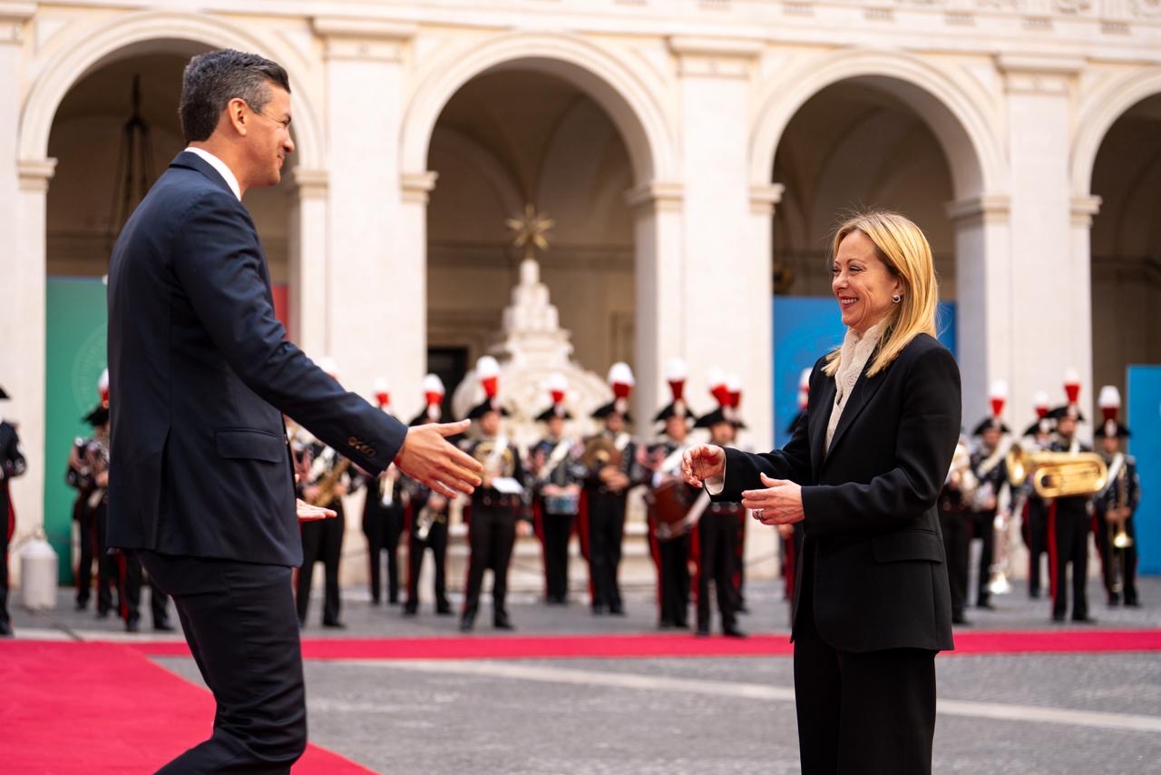 El presidente de la República, Santiago Peña, junto a la primera ministra de Italia, Giorgia Meloni. El presidente de la República, Santiago Peña, junto a la primera ministra de Italia, Giorgia Meloni.