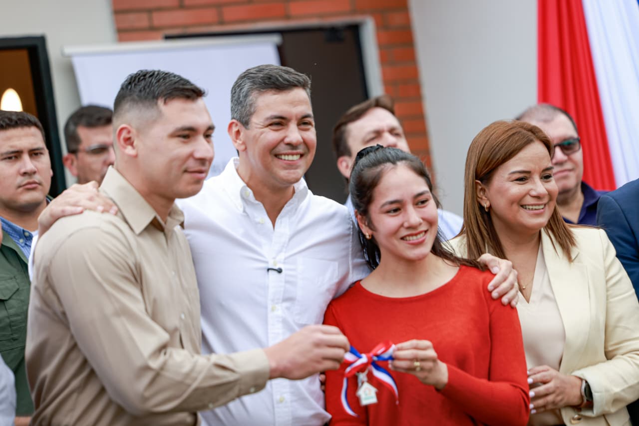 Presidente Peña impulsa el sueño de la casa propia con nuevas viviendas entregadas en Capiatá y Luque Presidente Peña impulsa el sueño de la casa propia con nuevas viviendas entregadas en Capiatá y Luque