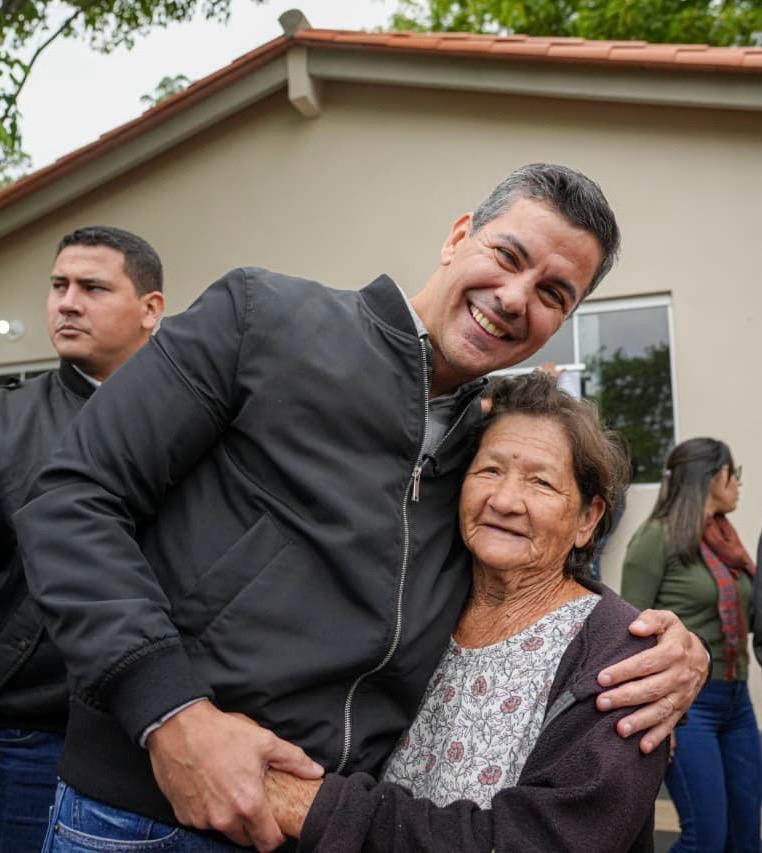El presidente de la República, Santiago Peña, entrega viviendas a familias de Luque a través del programa Che Róga Porã. El presidente de la República, Santiago Peña, entrega viviendas a familias de Luque a través del programa Che Róga Porã.